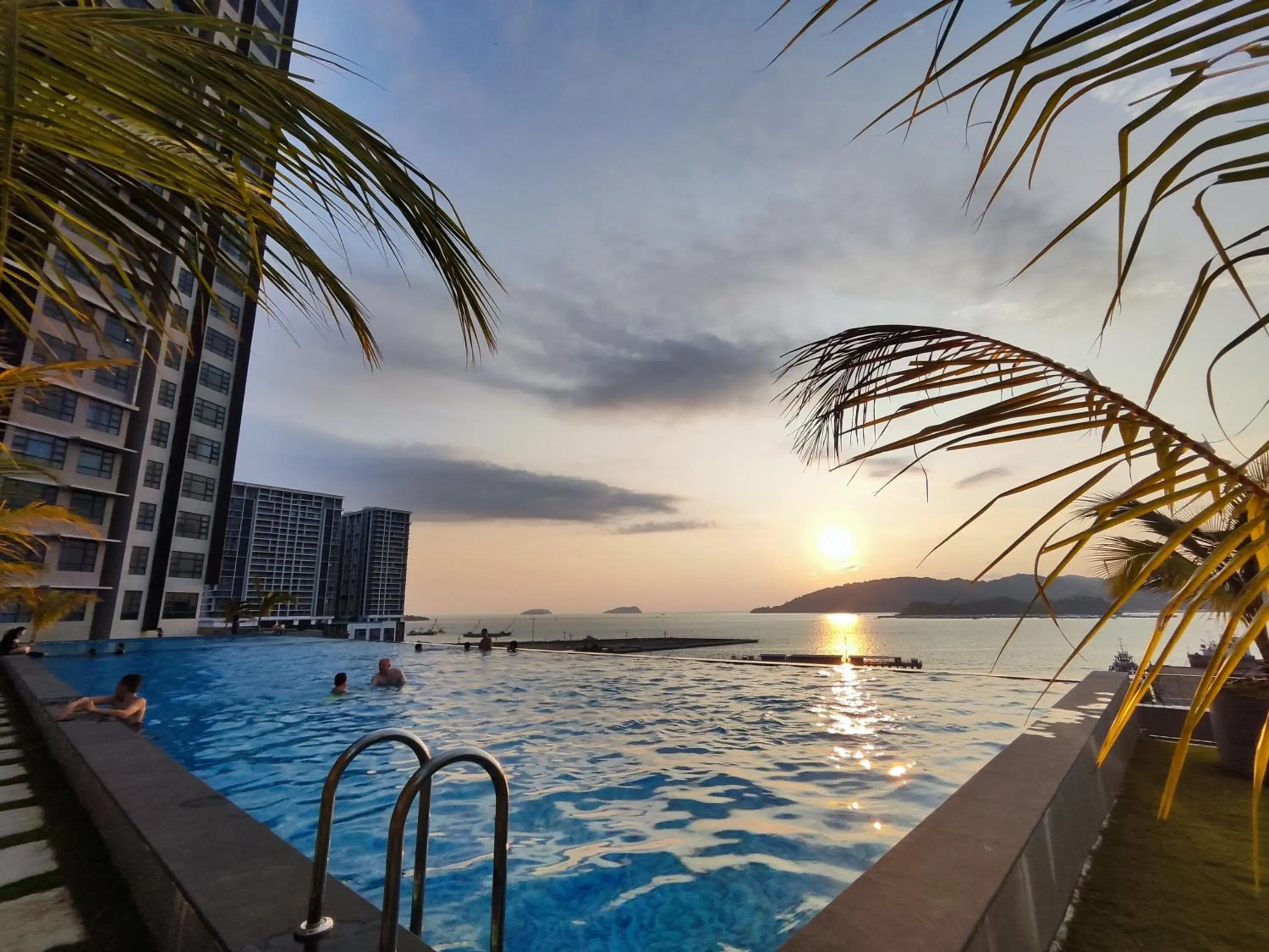 Swimming pool in Jesselton Quay Citypads Swimming pool in Jesselton Quay Citypads