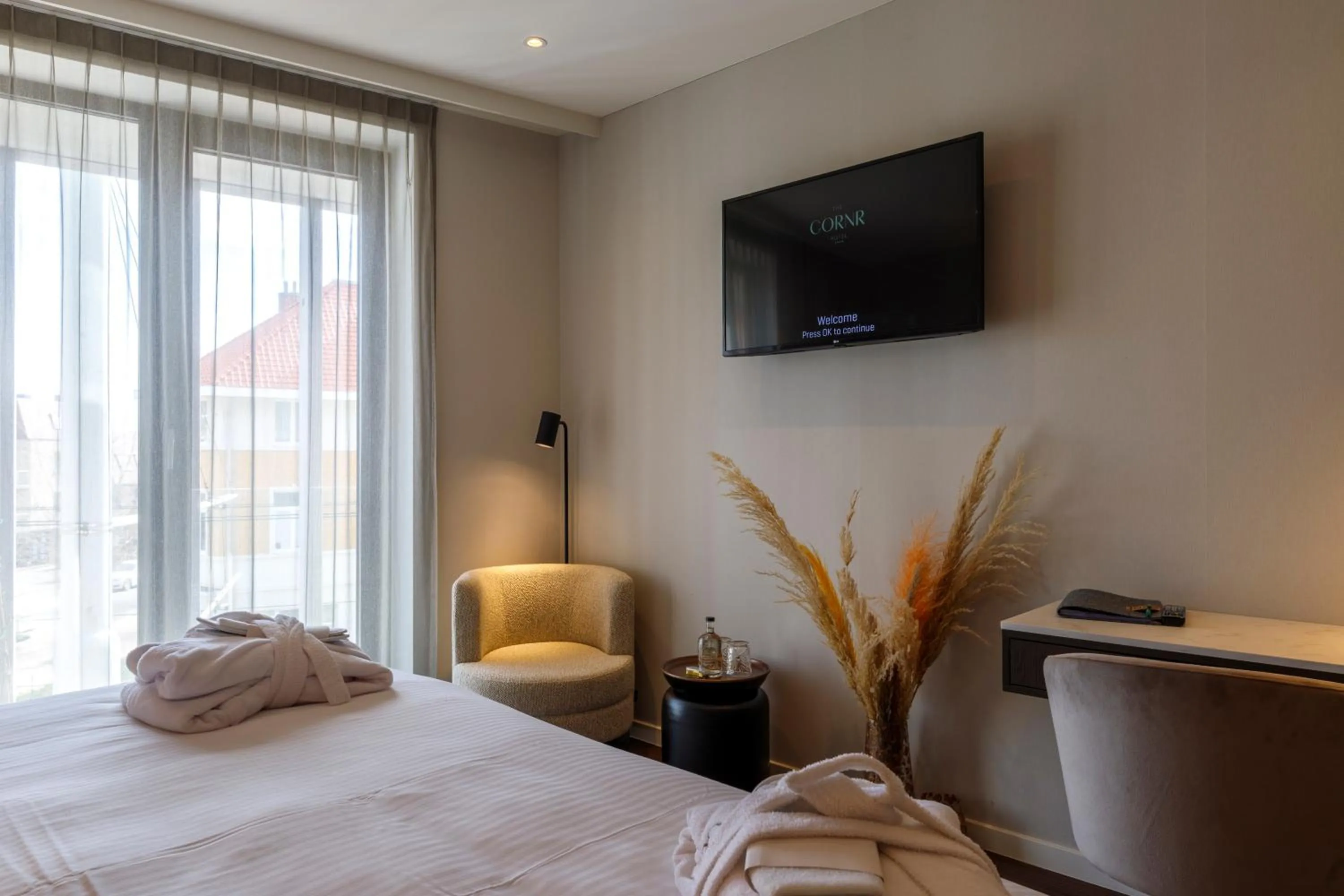 TV and multimedia, Bed in The CORNR Hotel
