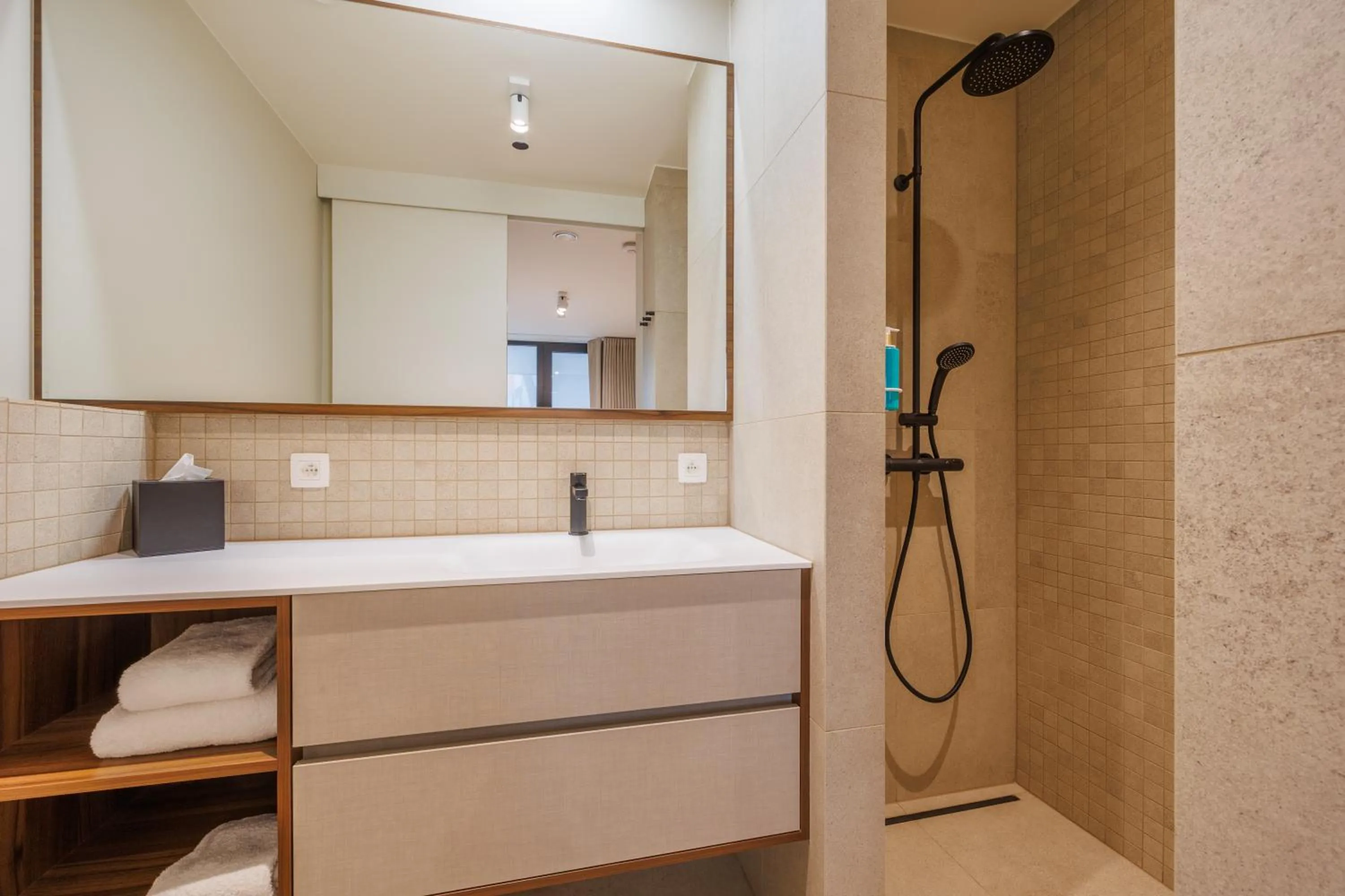 Shower in The CORNR Hotel