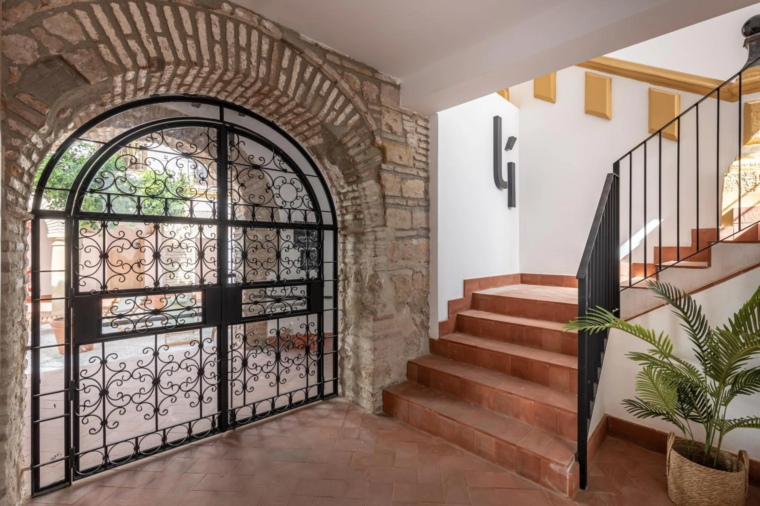 Lobby or reception in Líbere Córdoba Patio Santa Marta