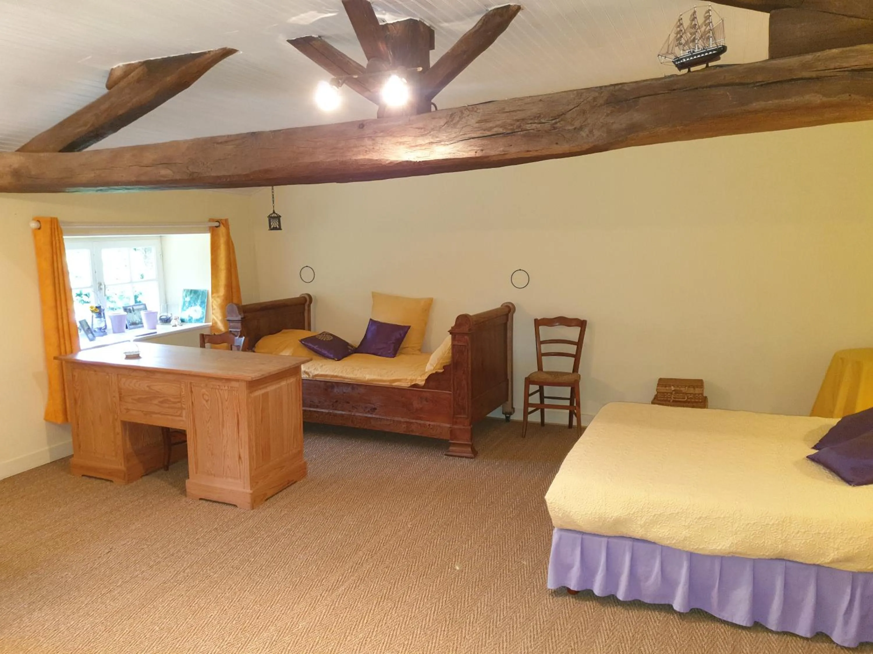 Bed in La Maison prés du ruisseau Chambre jaune