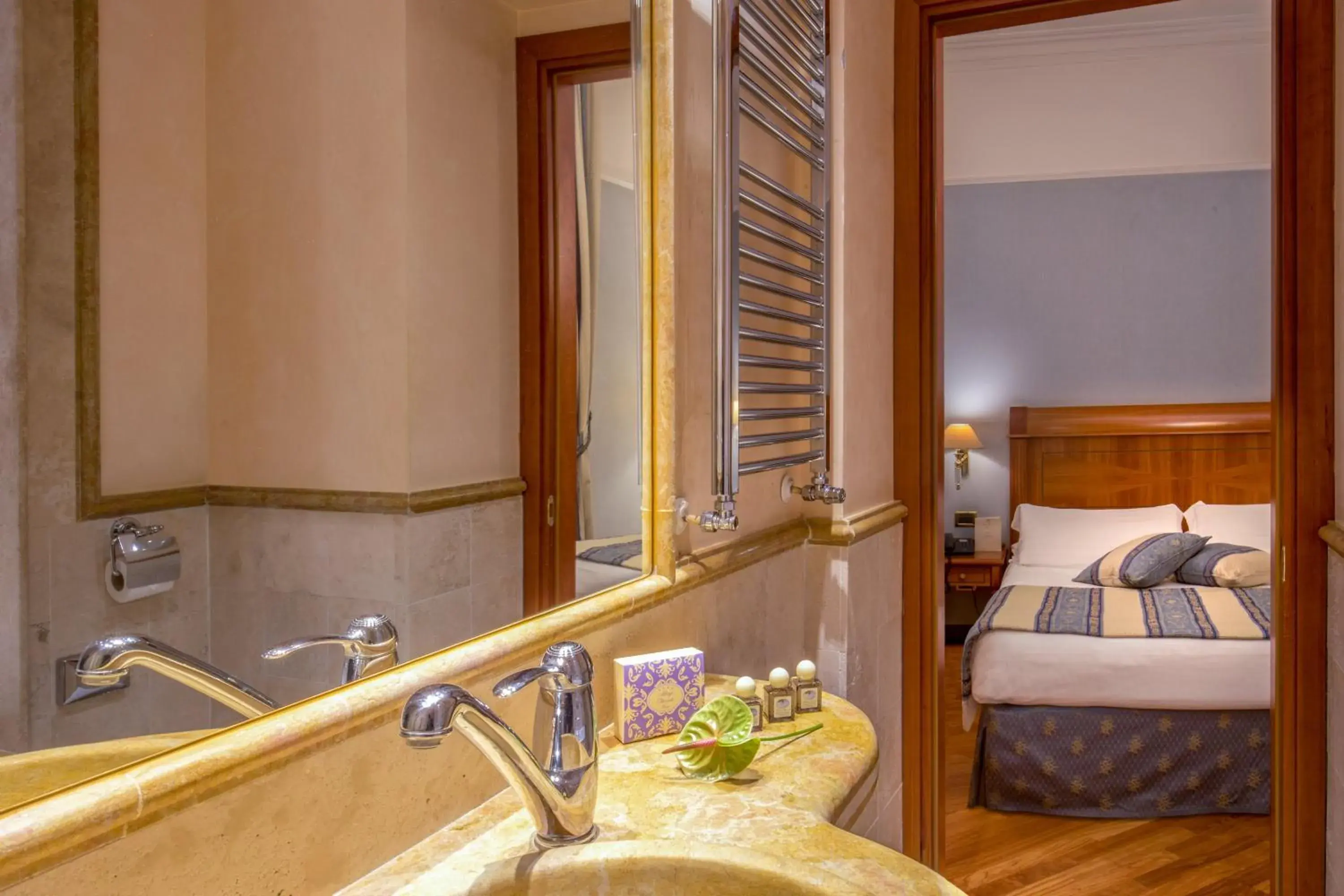 Bathroom, Bed in Albergo Ottocento Bathroom, Bed in Albergo Ottocento