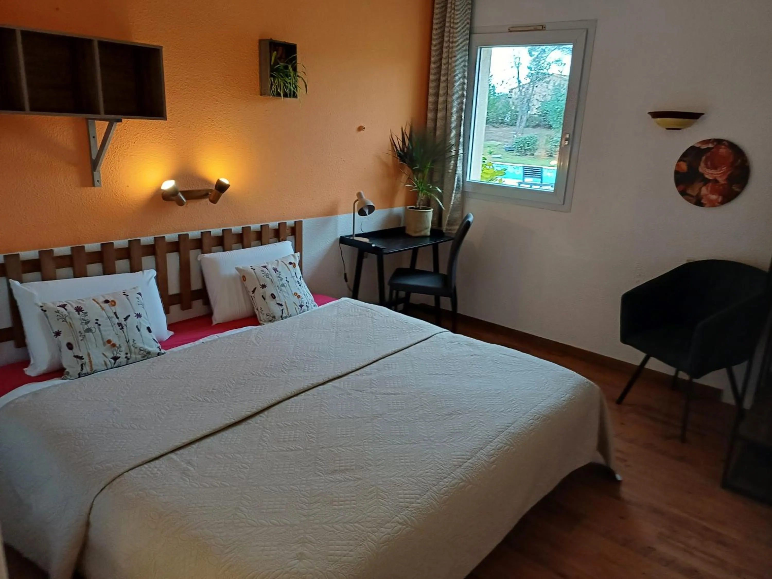 Bed in Bel Hotel Restaurant la Gentilhommière