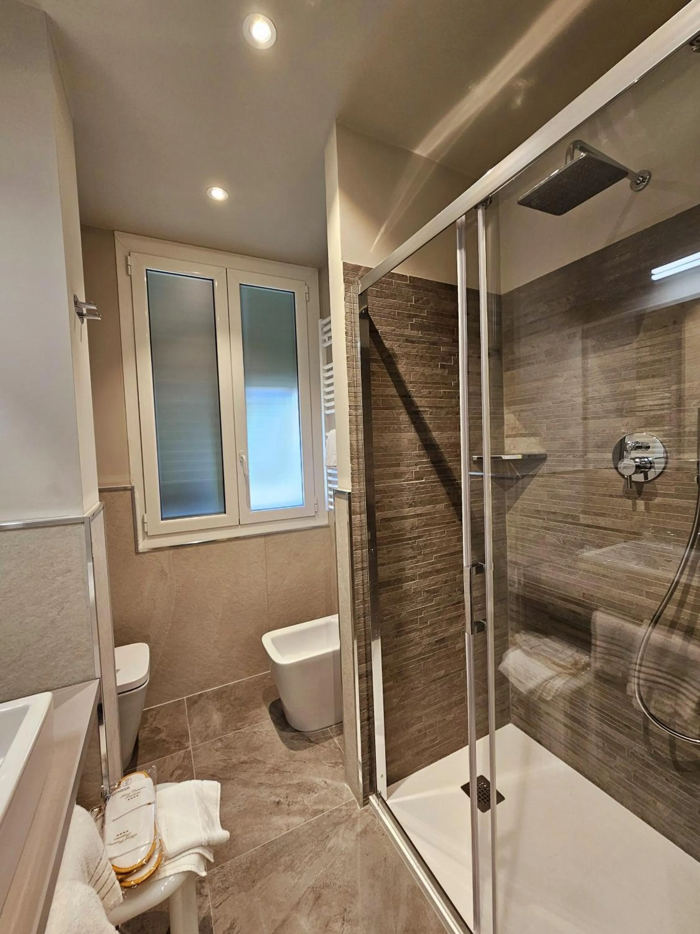 Shower in Hotel Paradiso