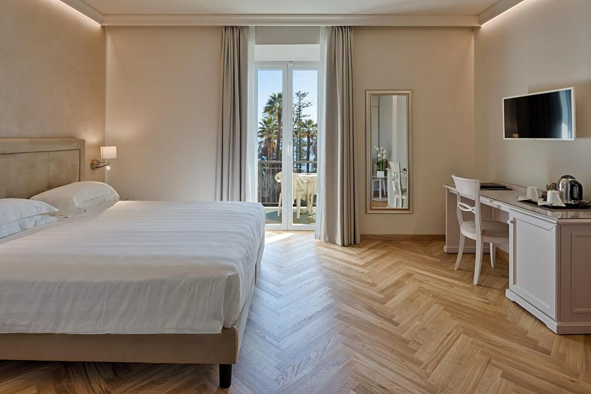 Bed in Hotel Paradiso