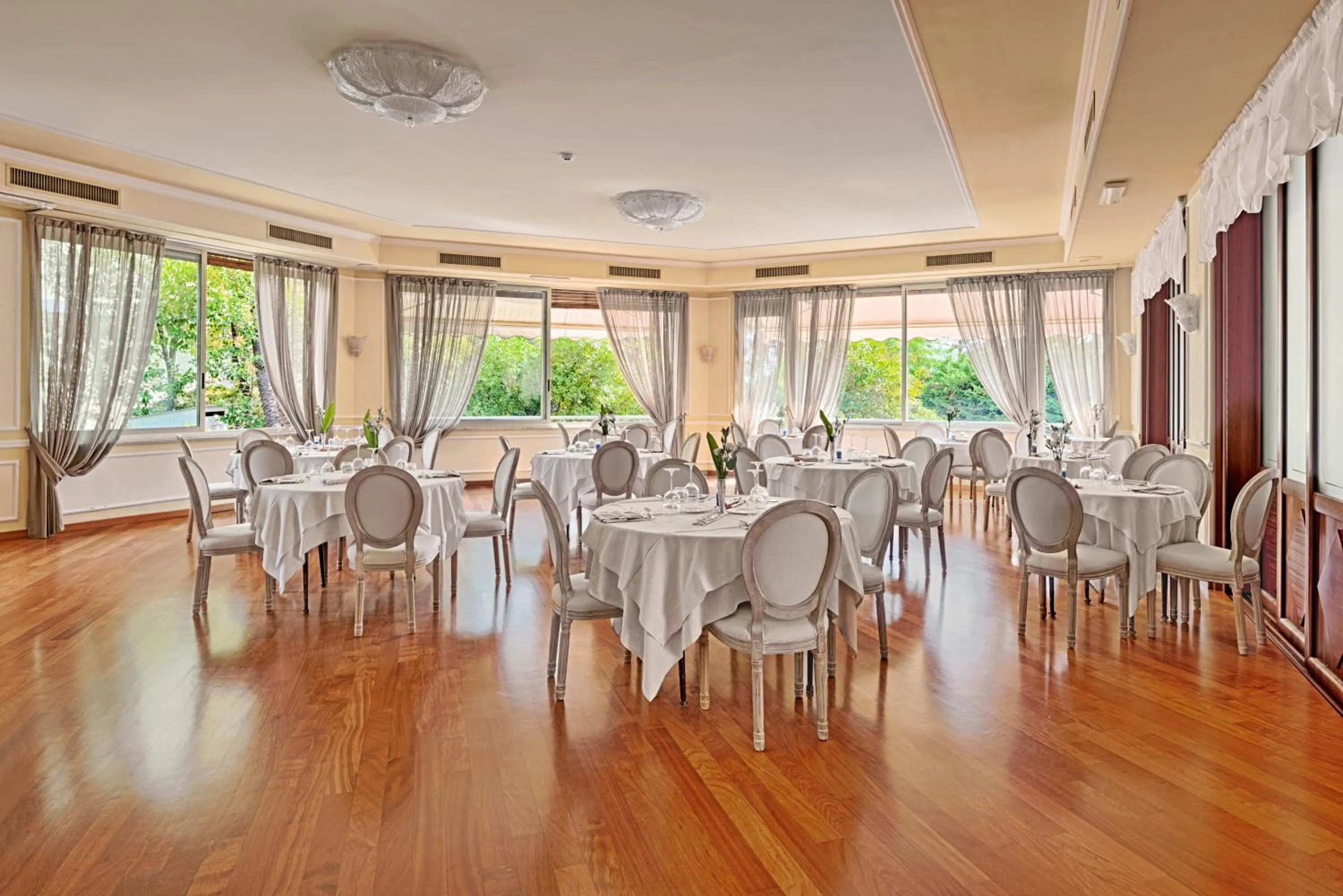 Restaurant/places to eat in Hotel Paradiso