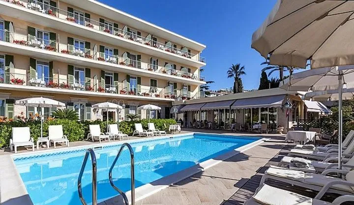 Swimming pool in Hotel Paradiso