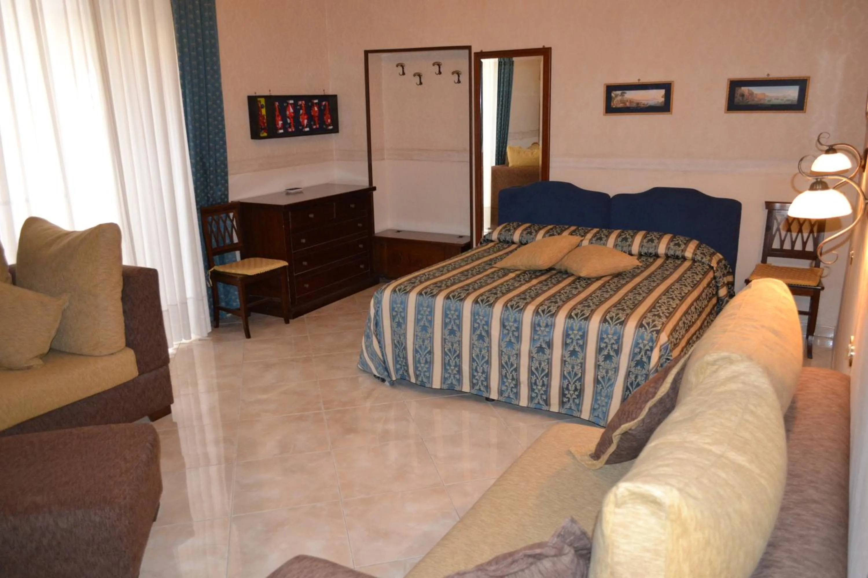 Photo of the whole room, Bed in Toledo