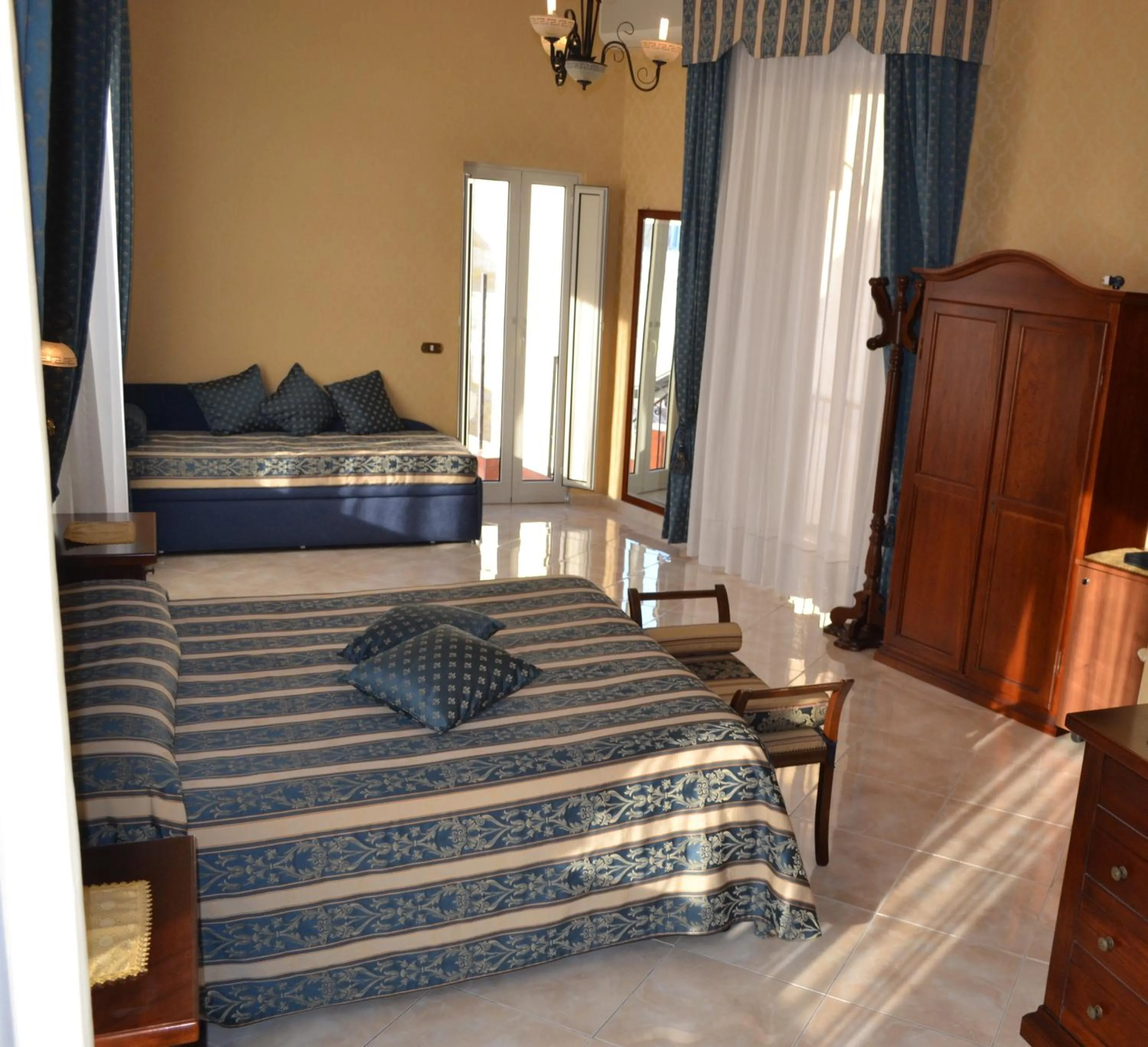 Photo of the whole room, Bed in Toledo