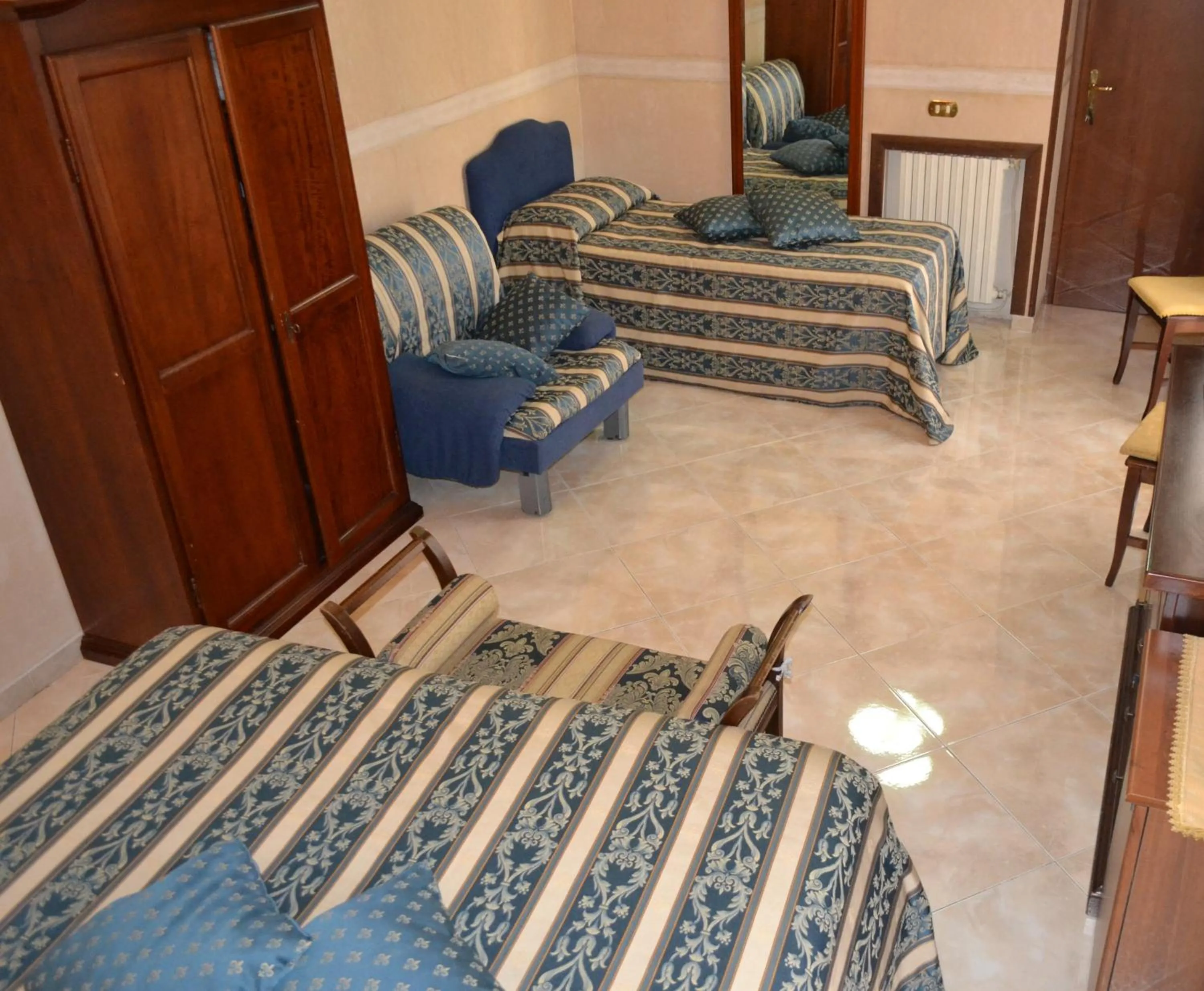 Photo of the whole room, Bed in Toledo