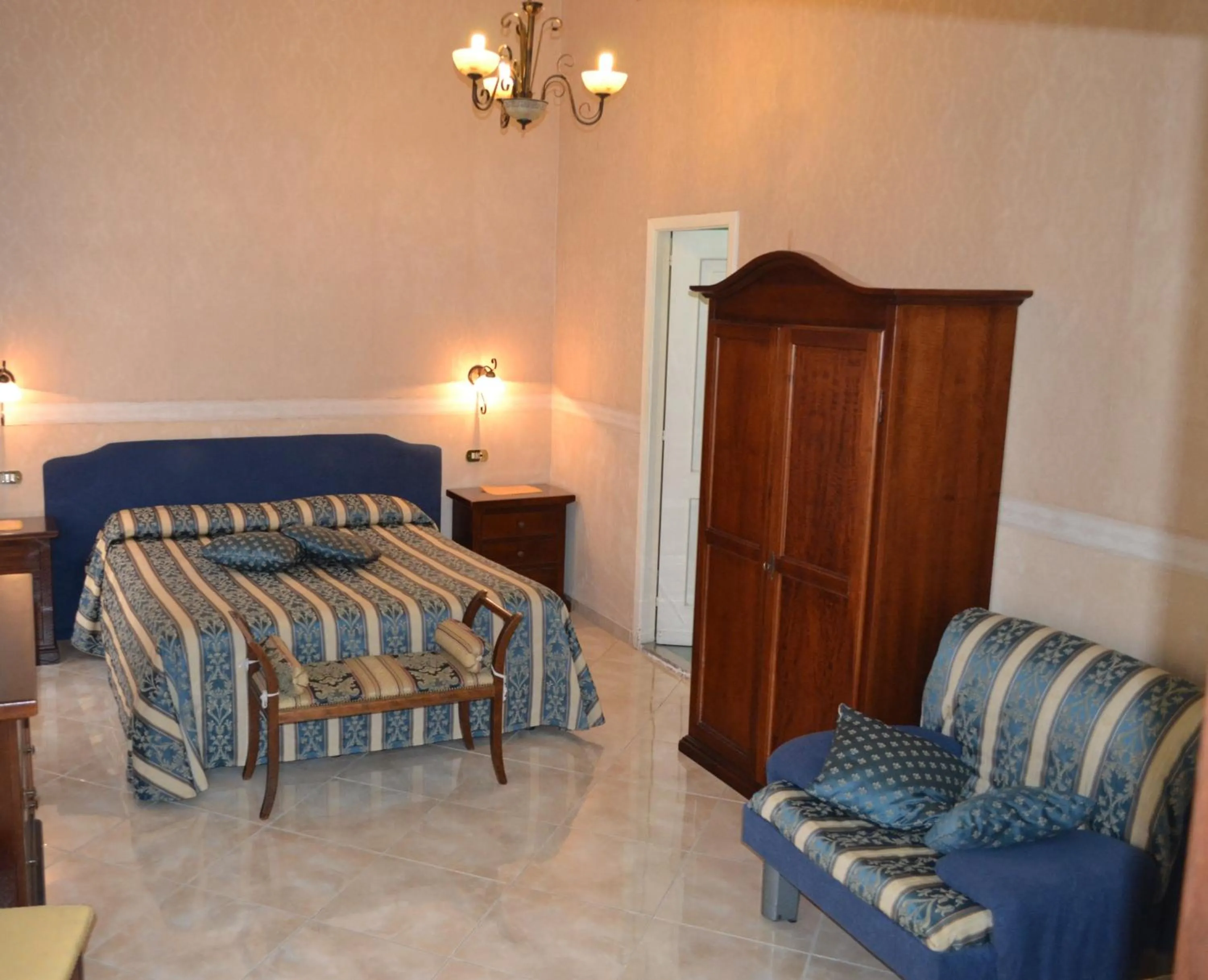 Photo of the whole room, Bed in Toledo