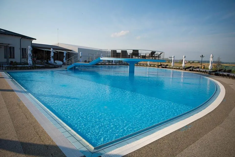 Swimming pool in Papillon
