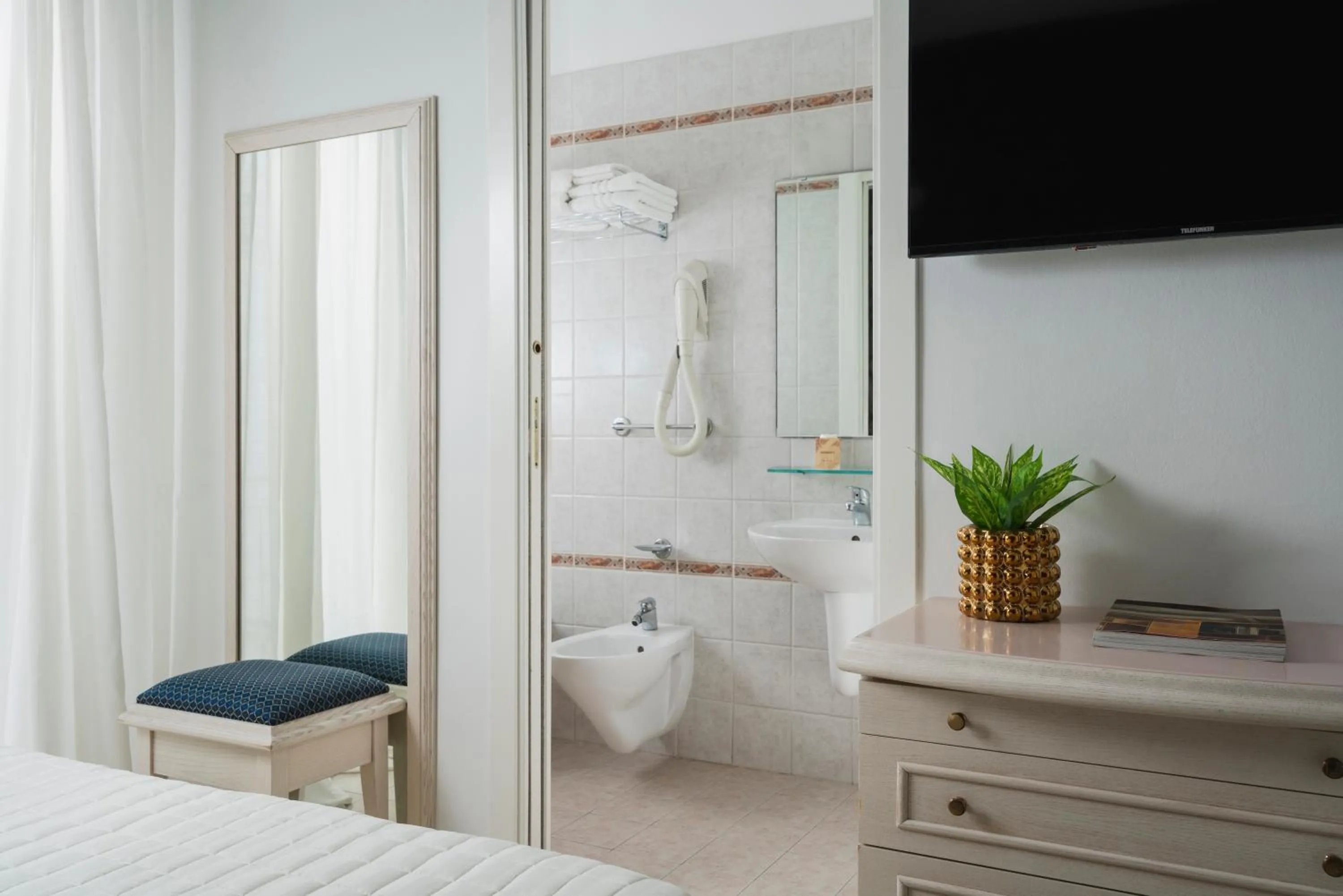 Bathroom, Bed in Hotel Villa Mare