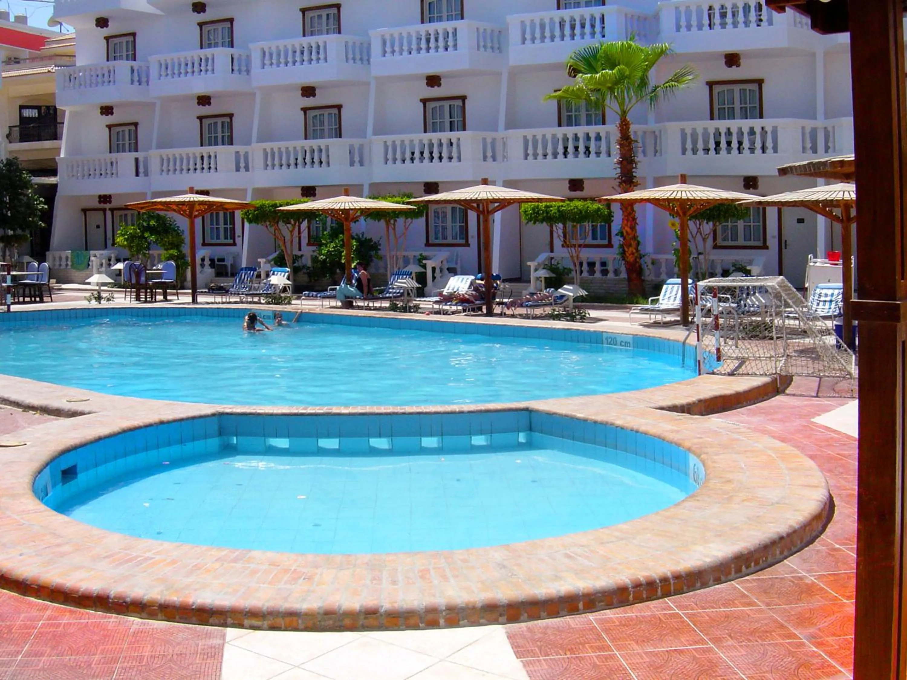 Swimming pool in Zak Inn