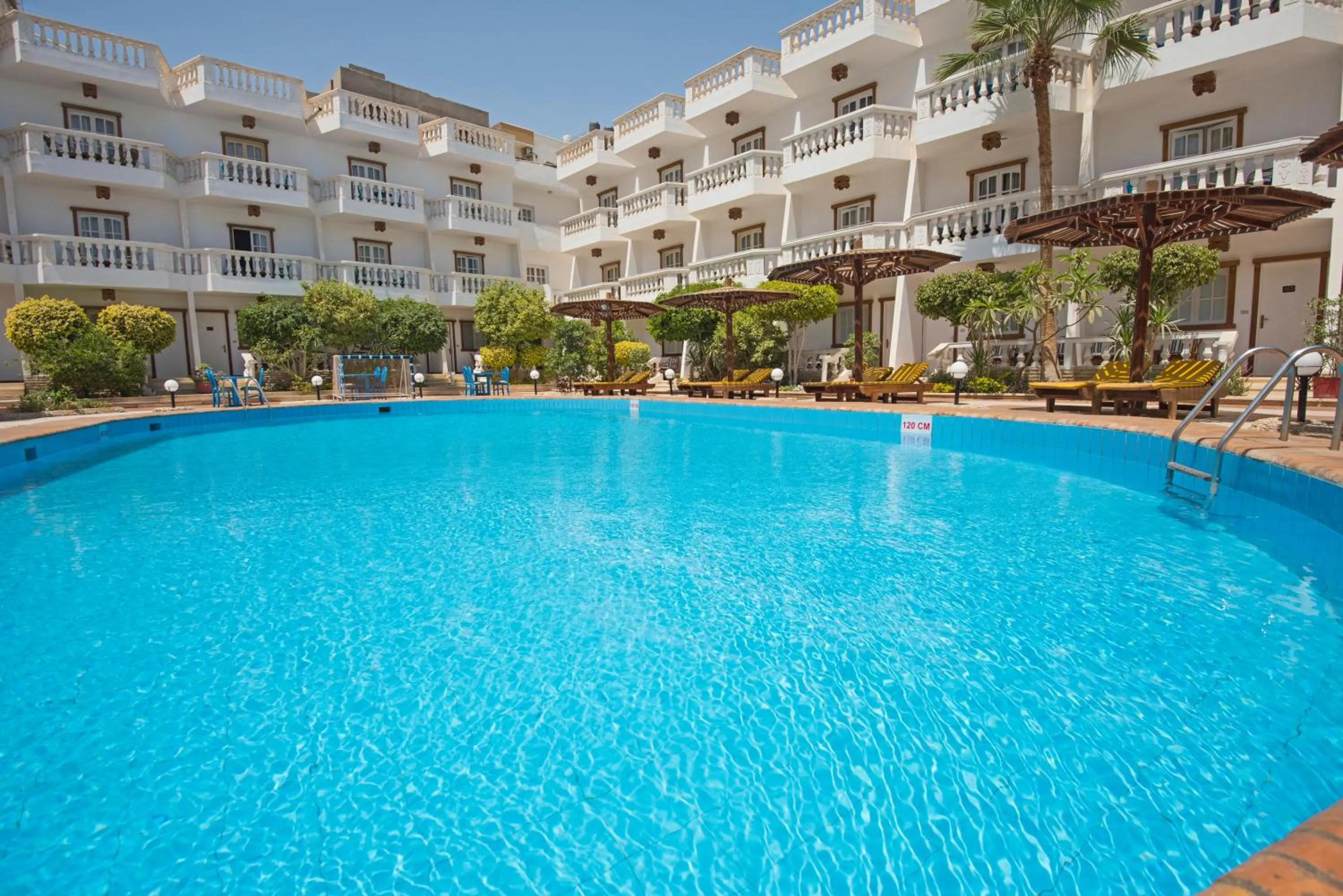 Swimming pool in Zak Inn
