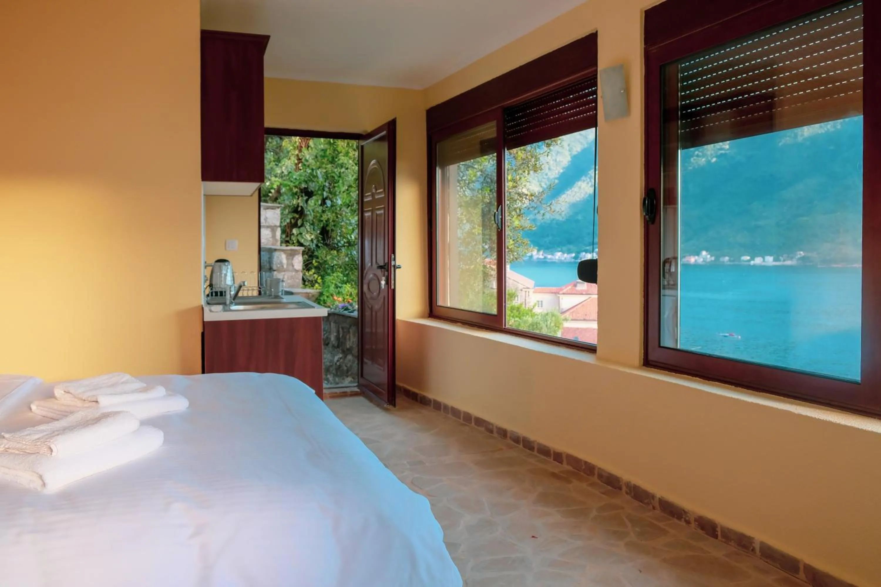 Mountain view, Bed in Villa & Apartments Perasto