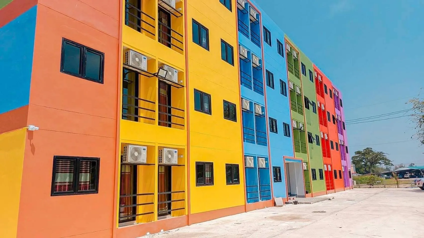 Facade/entrance in Dinosaur Apartment