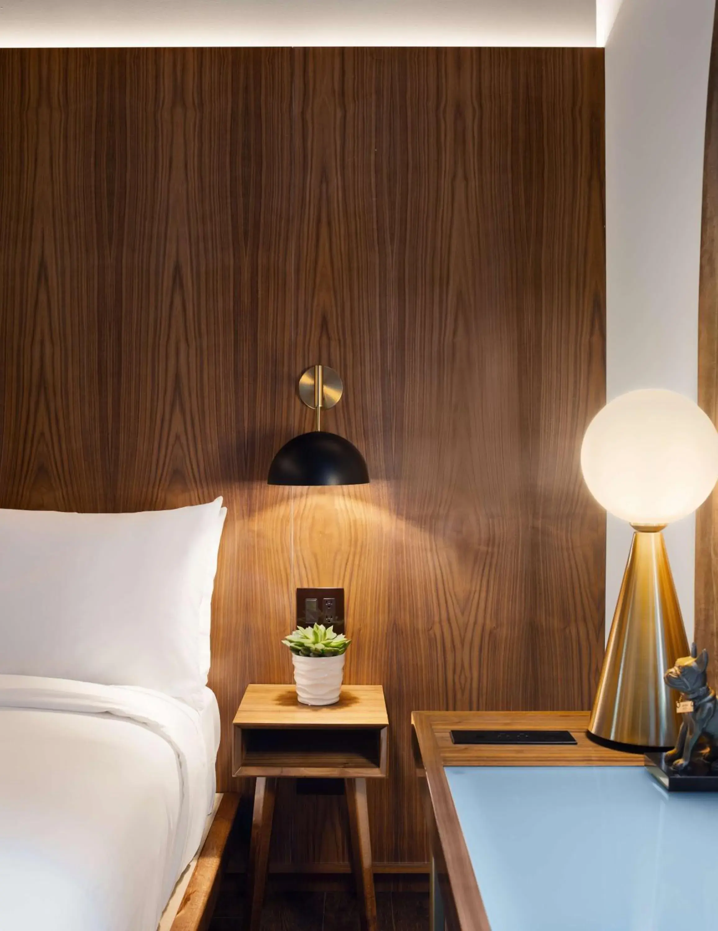 Bedroom, Bed in Grayson Hotel Bedroom, Bed in Grayson Hotel