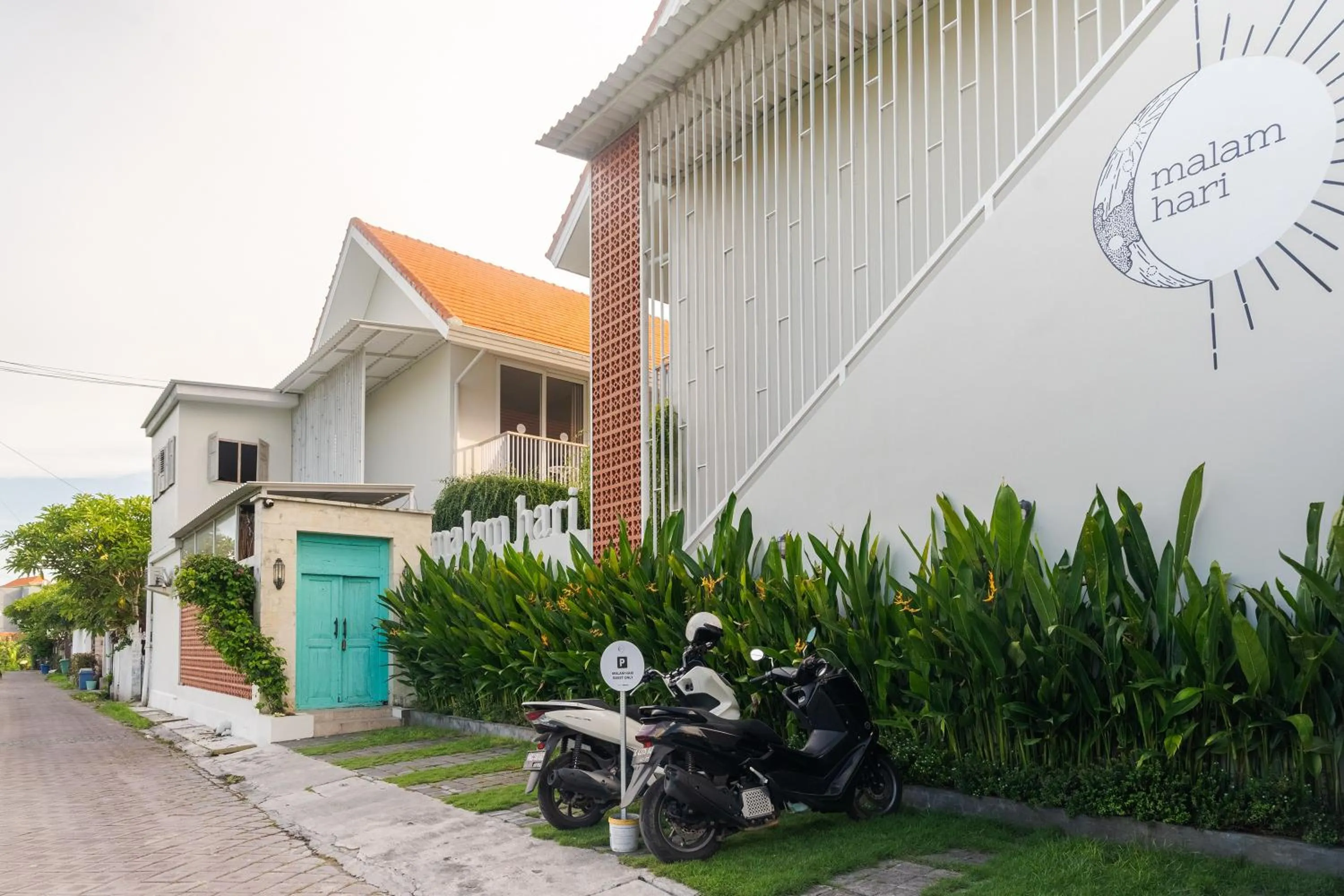 Property building in Malam Hari ApartHotel