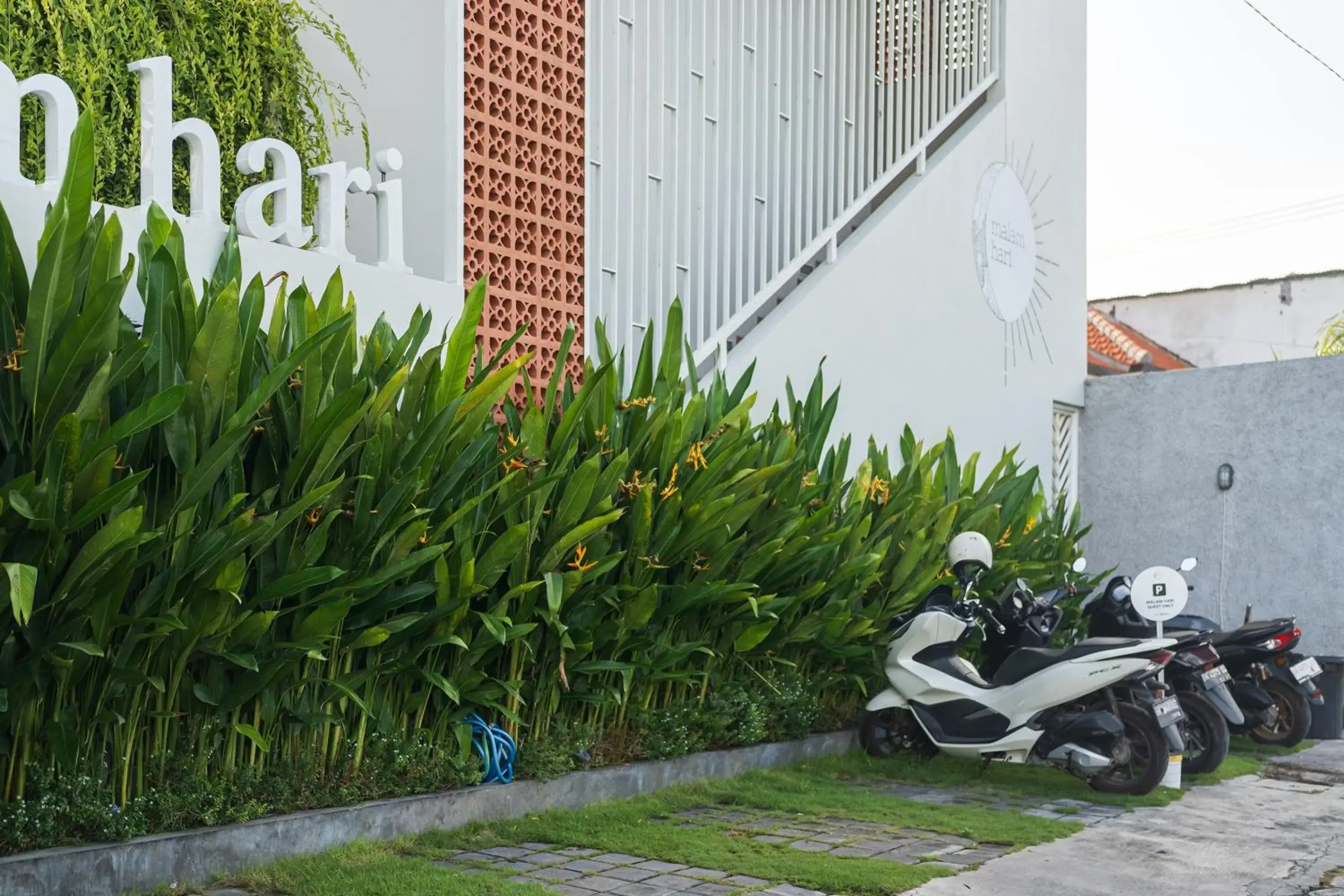 Property building in Malam Hari ApartHotel Property building in Malam Hari ApartHotel