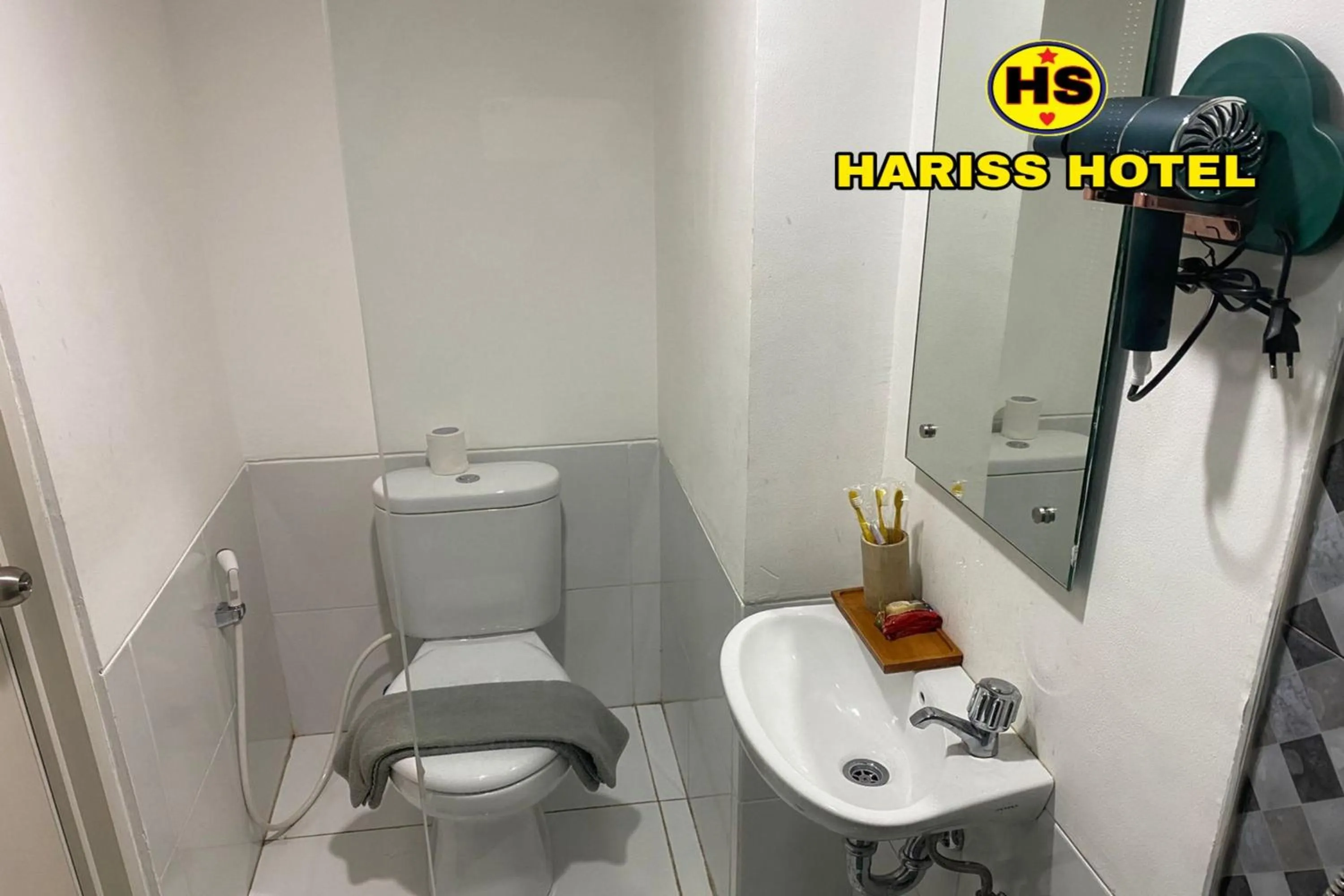 Bathroom in Hariss Inn Bandara