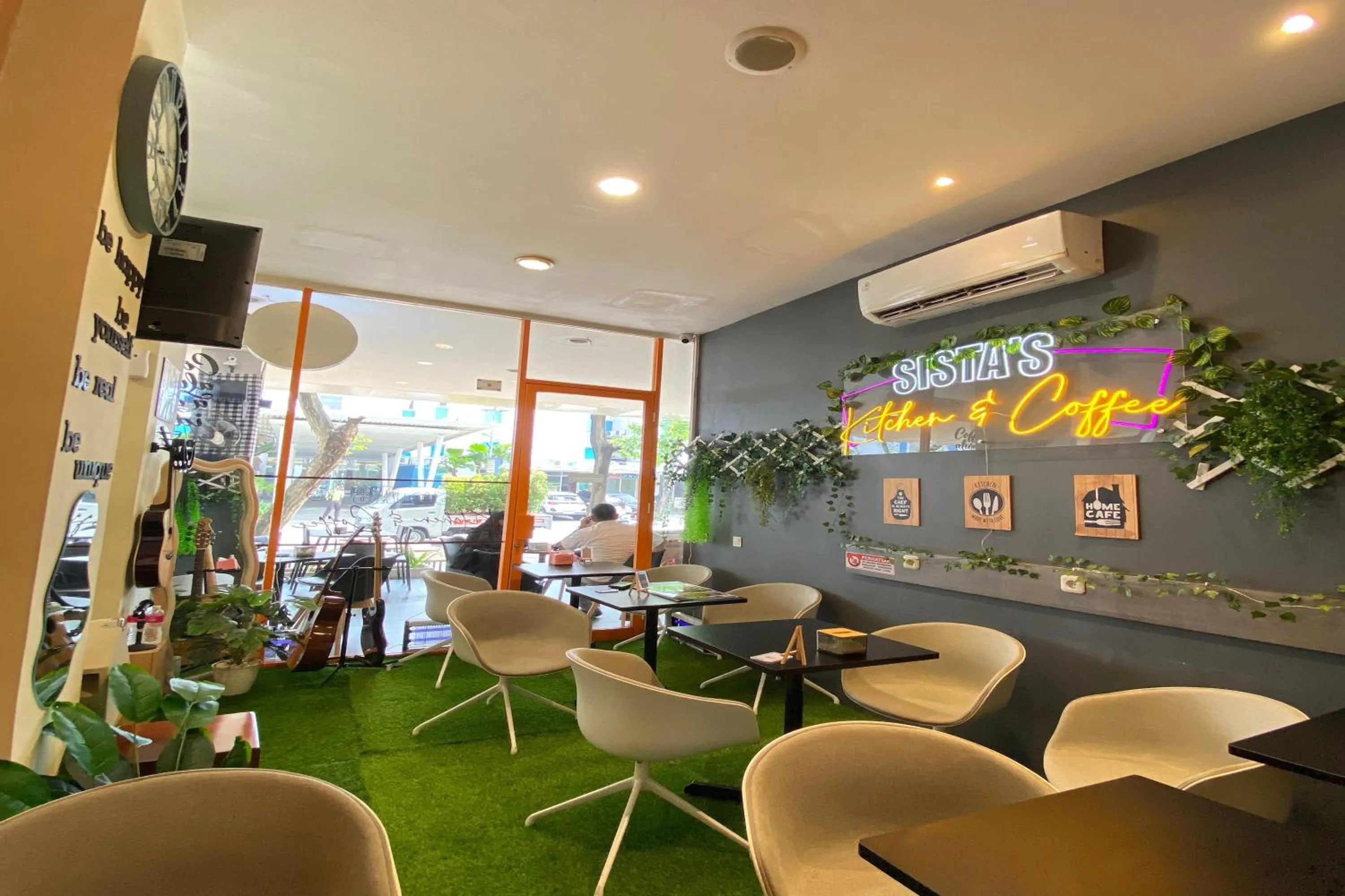 Restaurant/places to eat in Hariss Inn Bandara