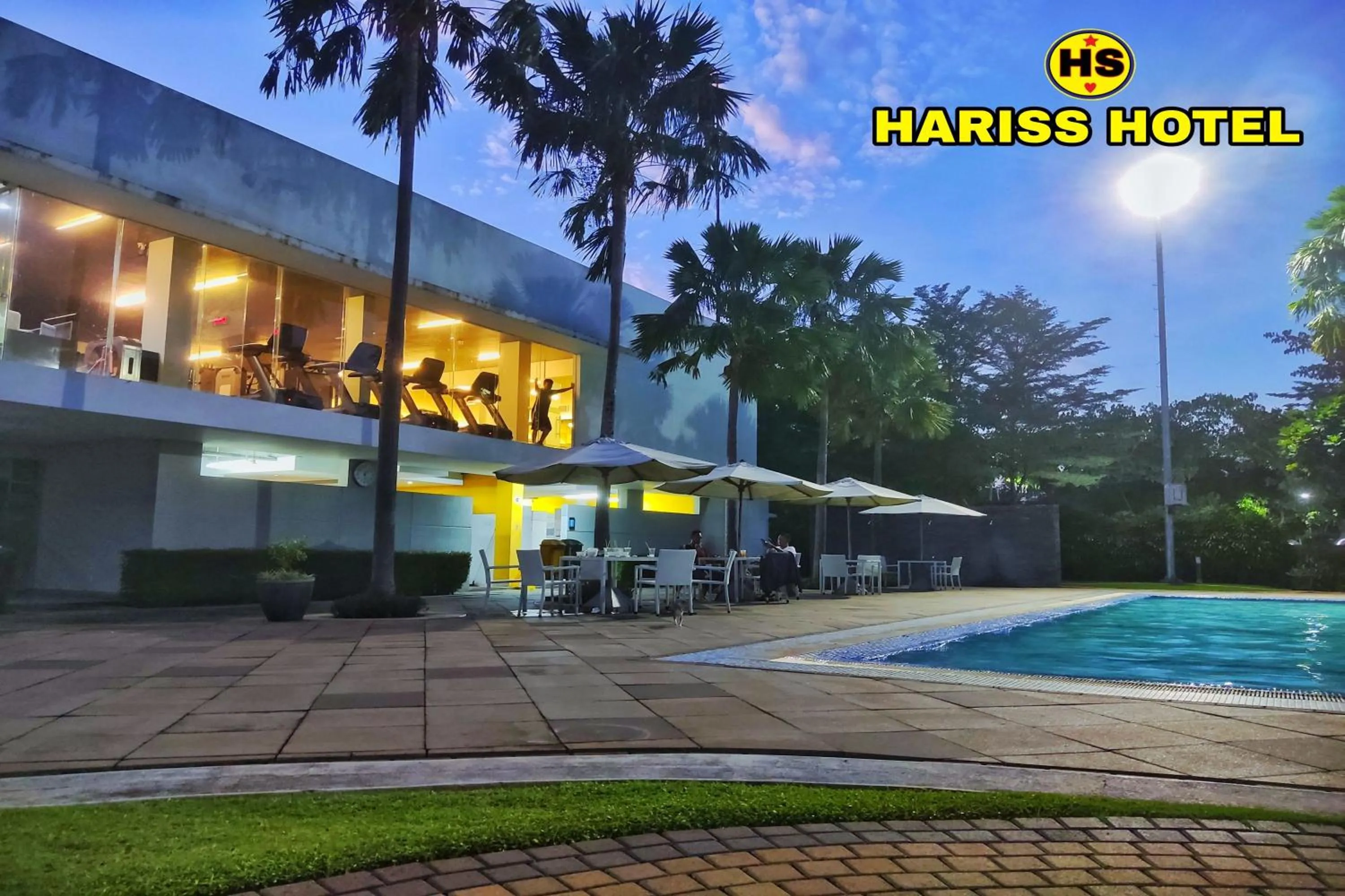 Swimming pool in Hariss Inn Bandara