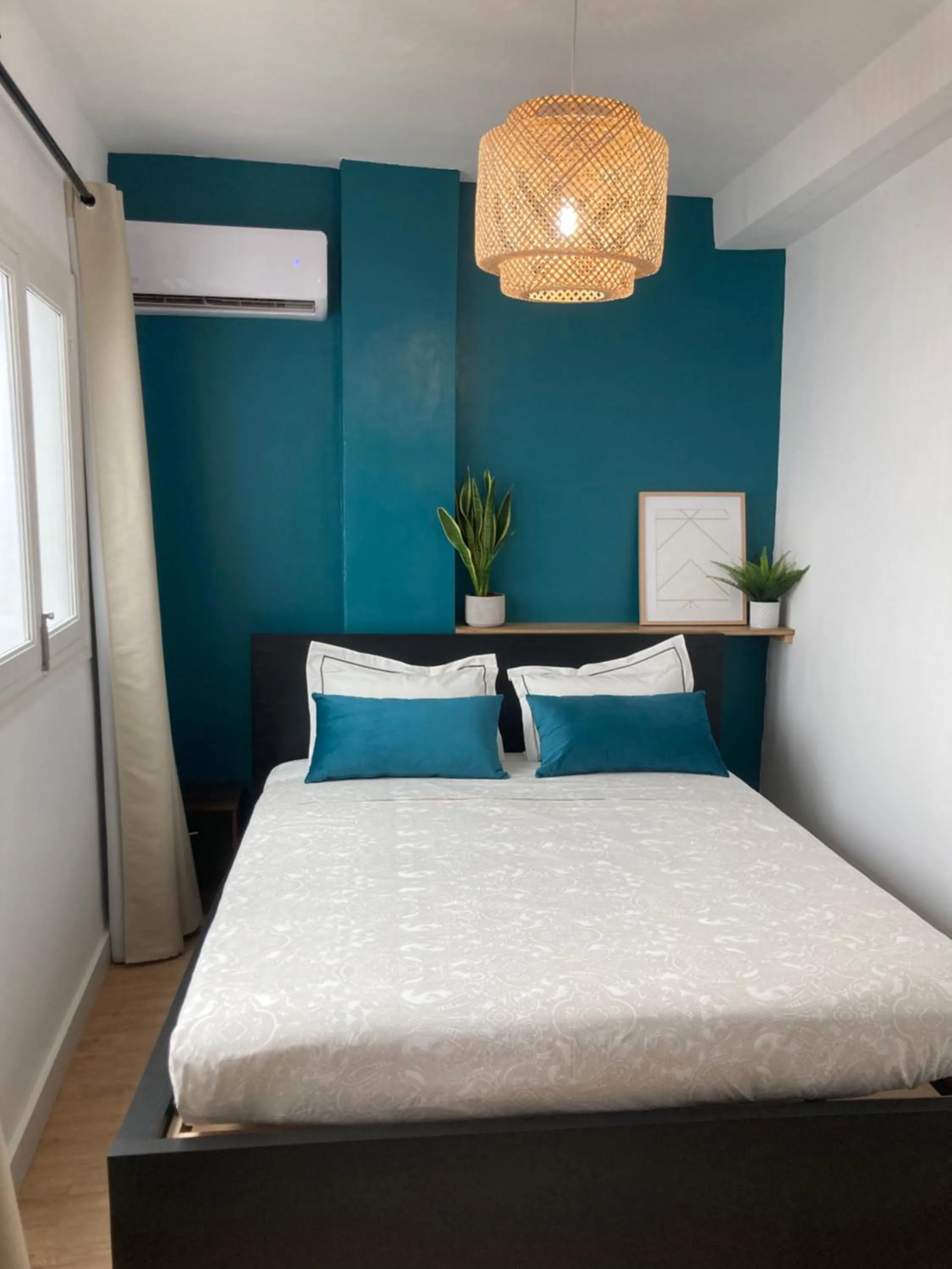 Bedroom, Bed in Castle View Apartments