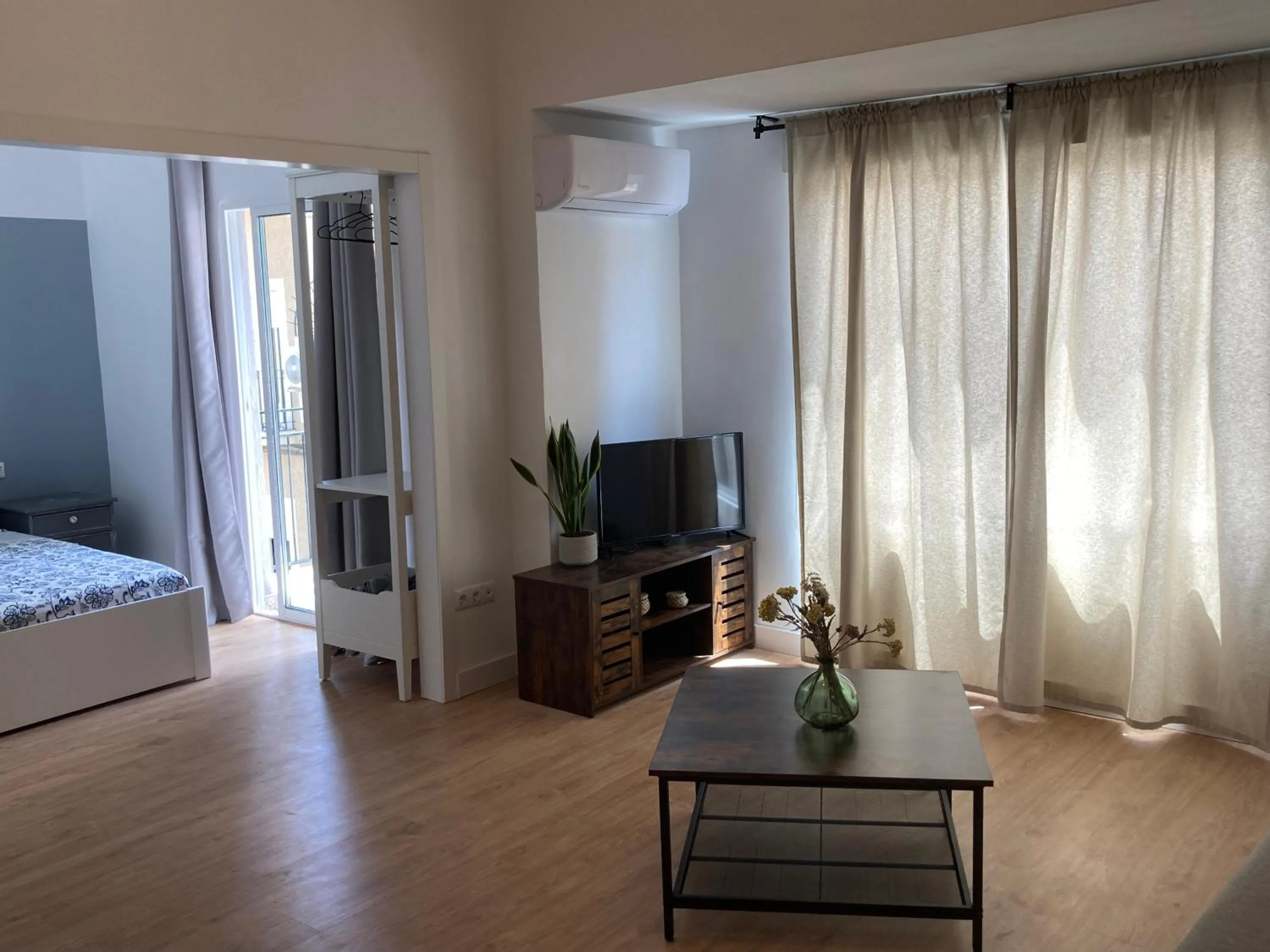 Living room, Bed in Castle View Apartments