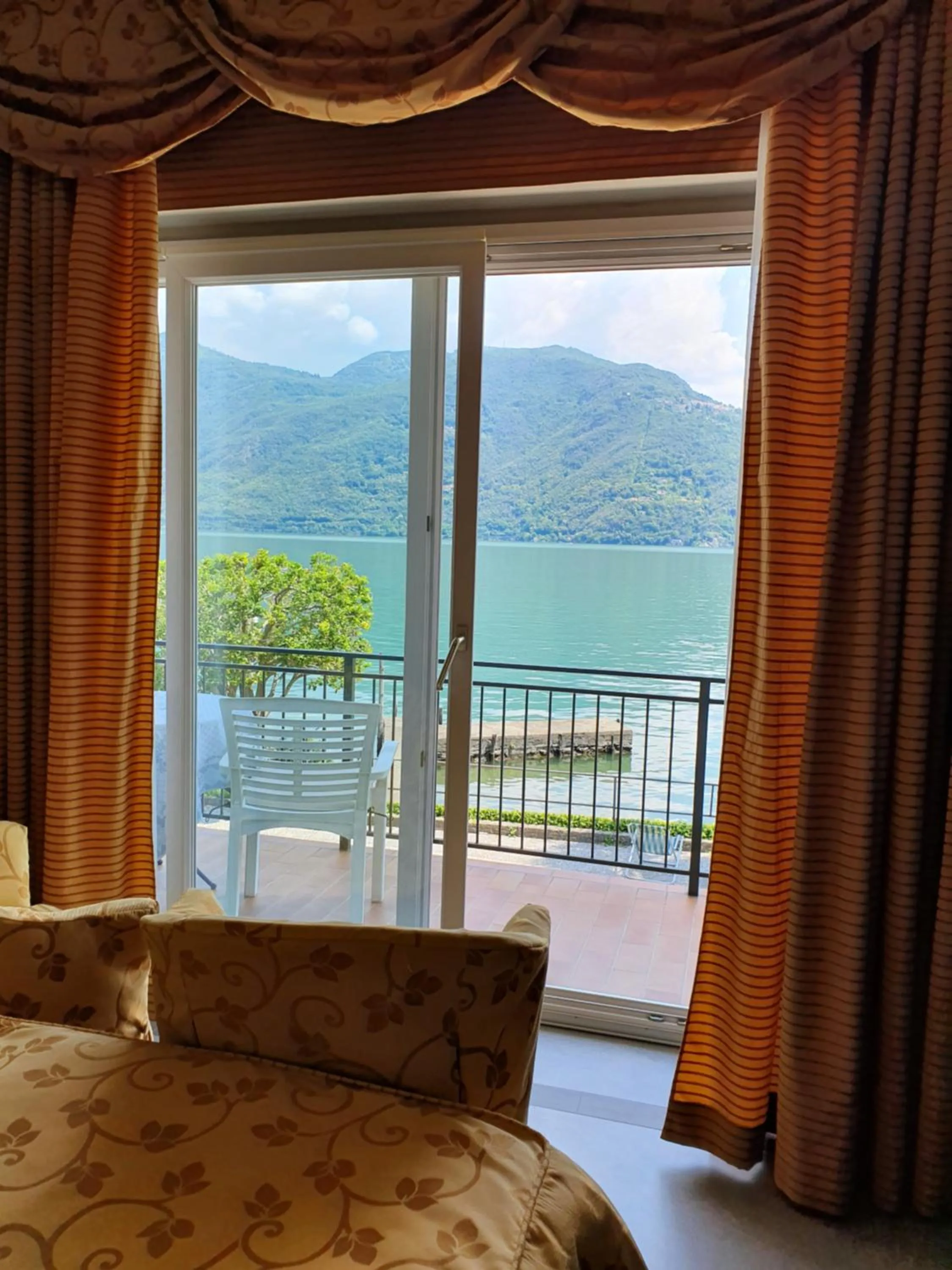 Lake view, Bed in Albergo Del Lago