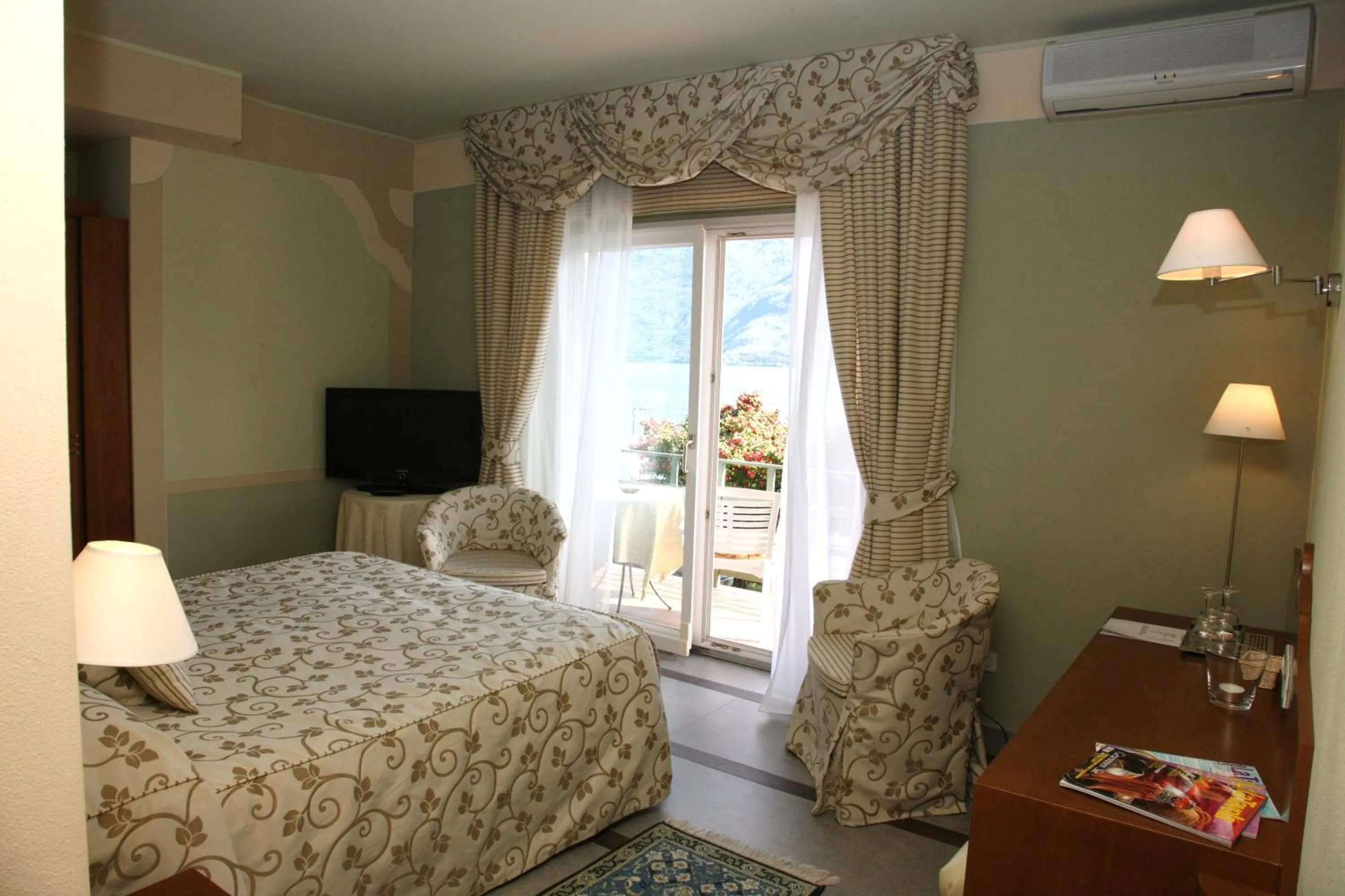 Bedroom, Bed in Albergo Del Lago