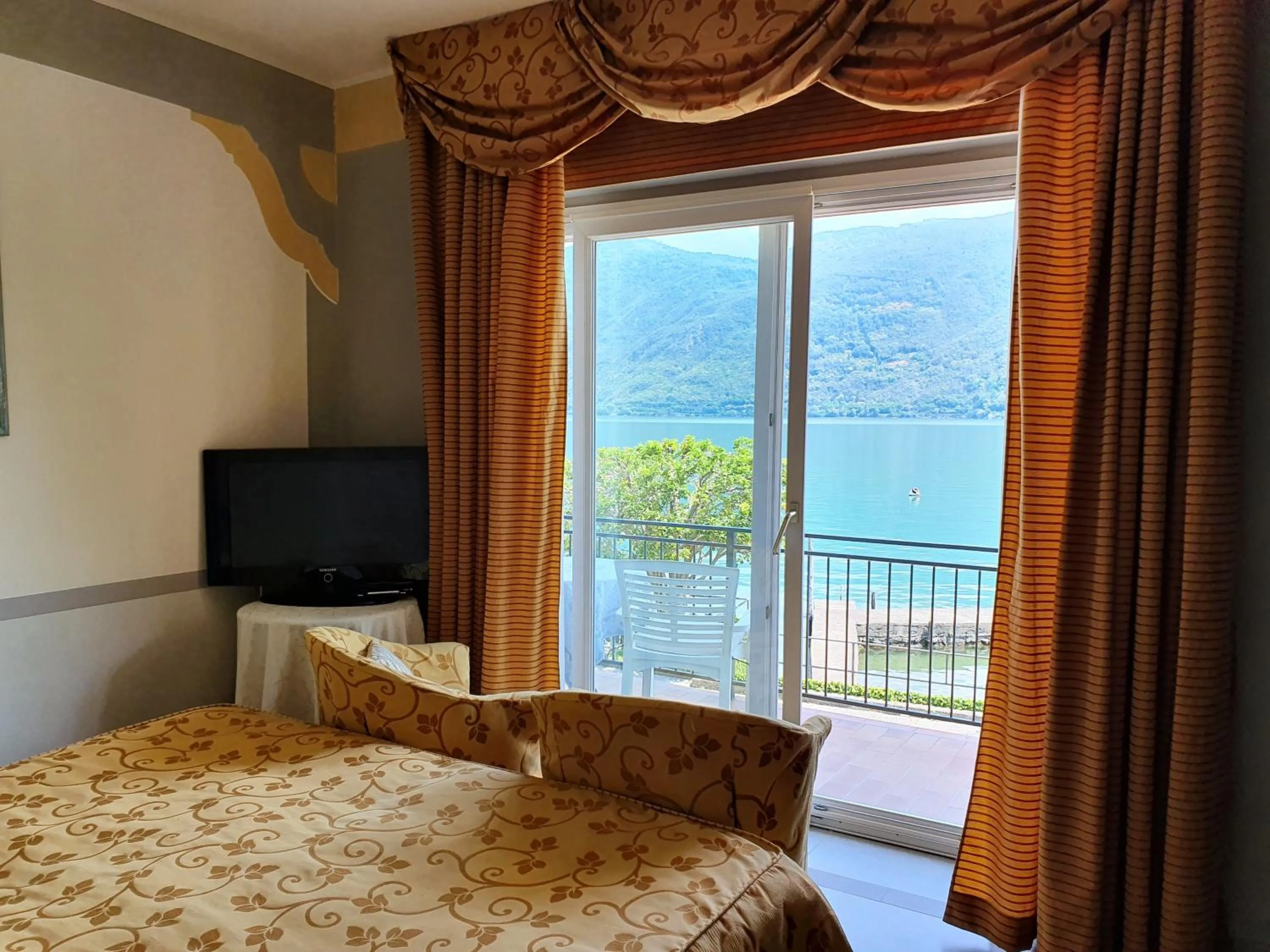 Lake view, Bed in Albergo Del Lago