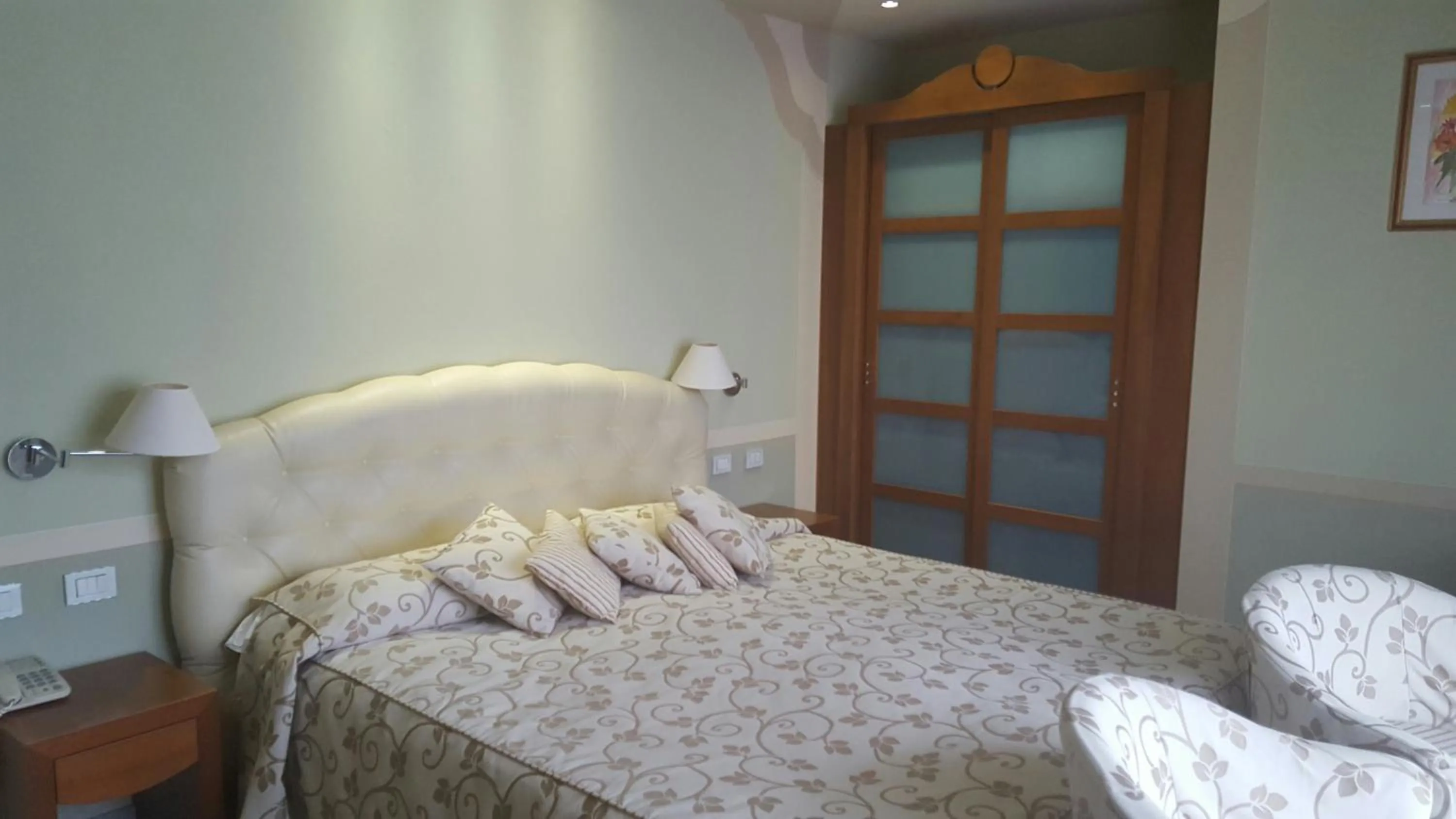 Bed in Albergo Del Lago