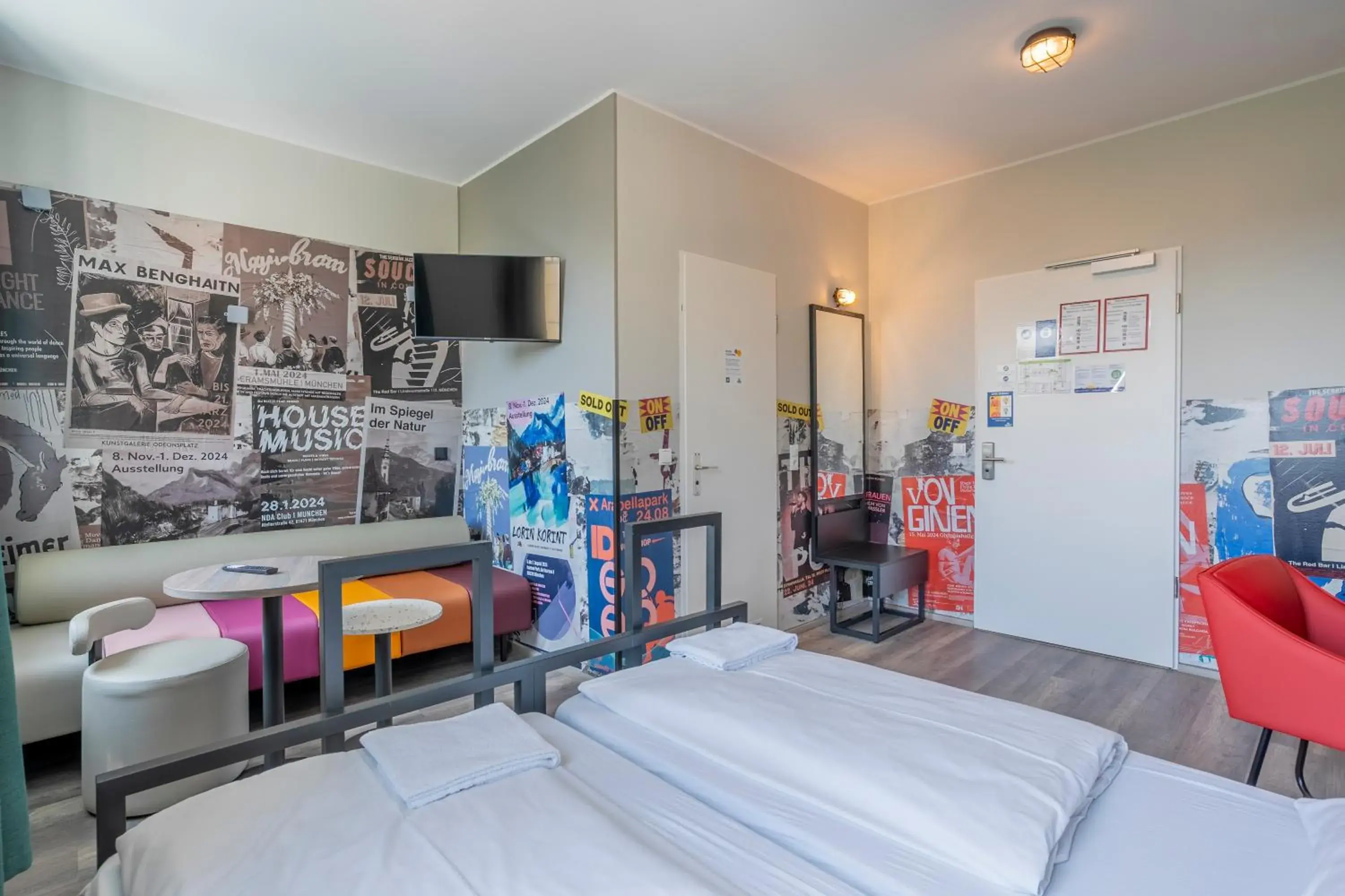 Photo of the whole room, Bed in a&o München Laim Photo of the whole room, Bed in a&o München Laim