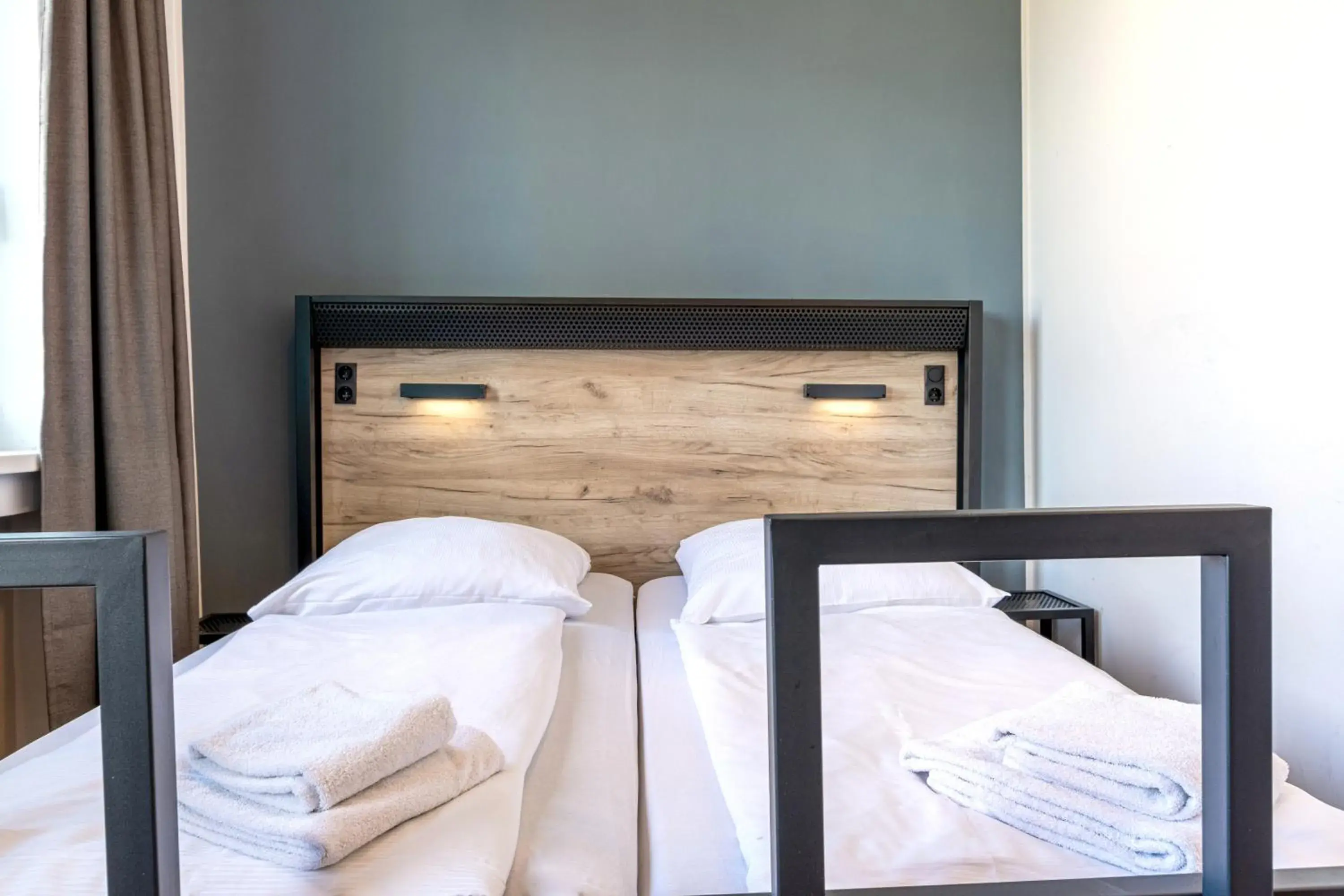 Photo of the whole room, Bed in a&o München Laim Photo of the whole room, Bed in a&o München Laim