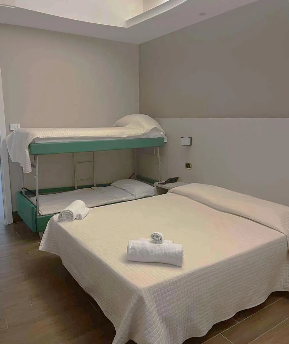 Bed in Hotel Royal Plaza