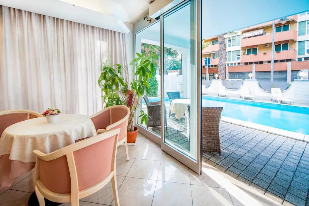 Swimming pool in Hotel Royal Plaza