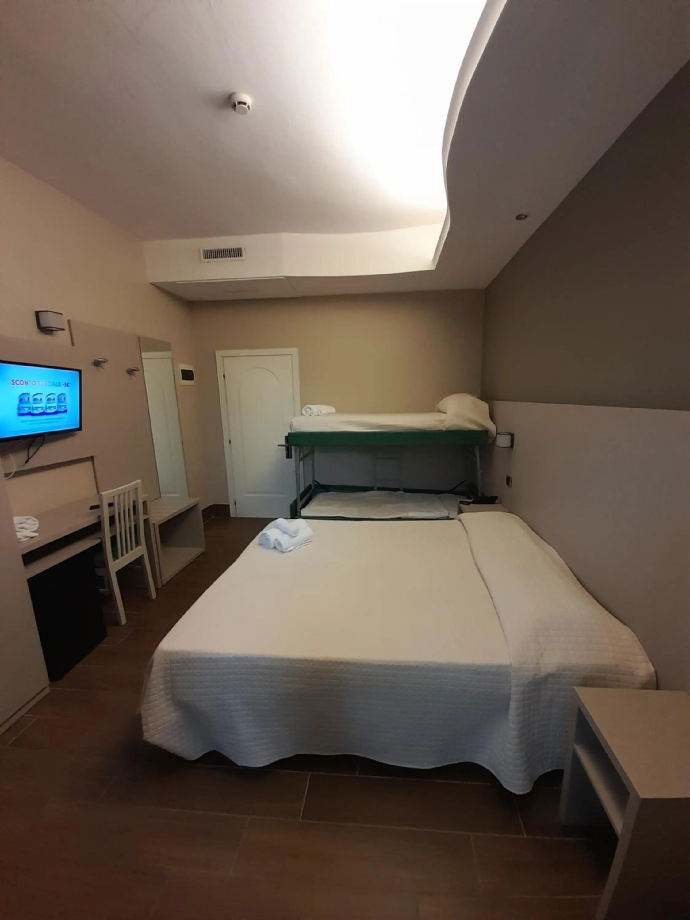 Photo of the whole room, Bed in Hotel Royal Plaza