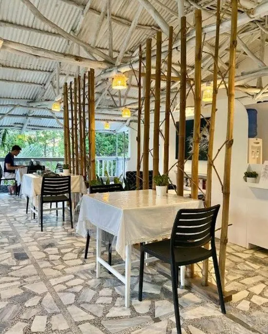 Restaurant/places to eat in The Three P Beach Resort & Dive Center