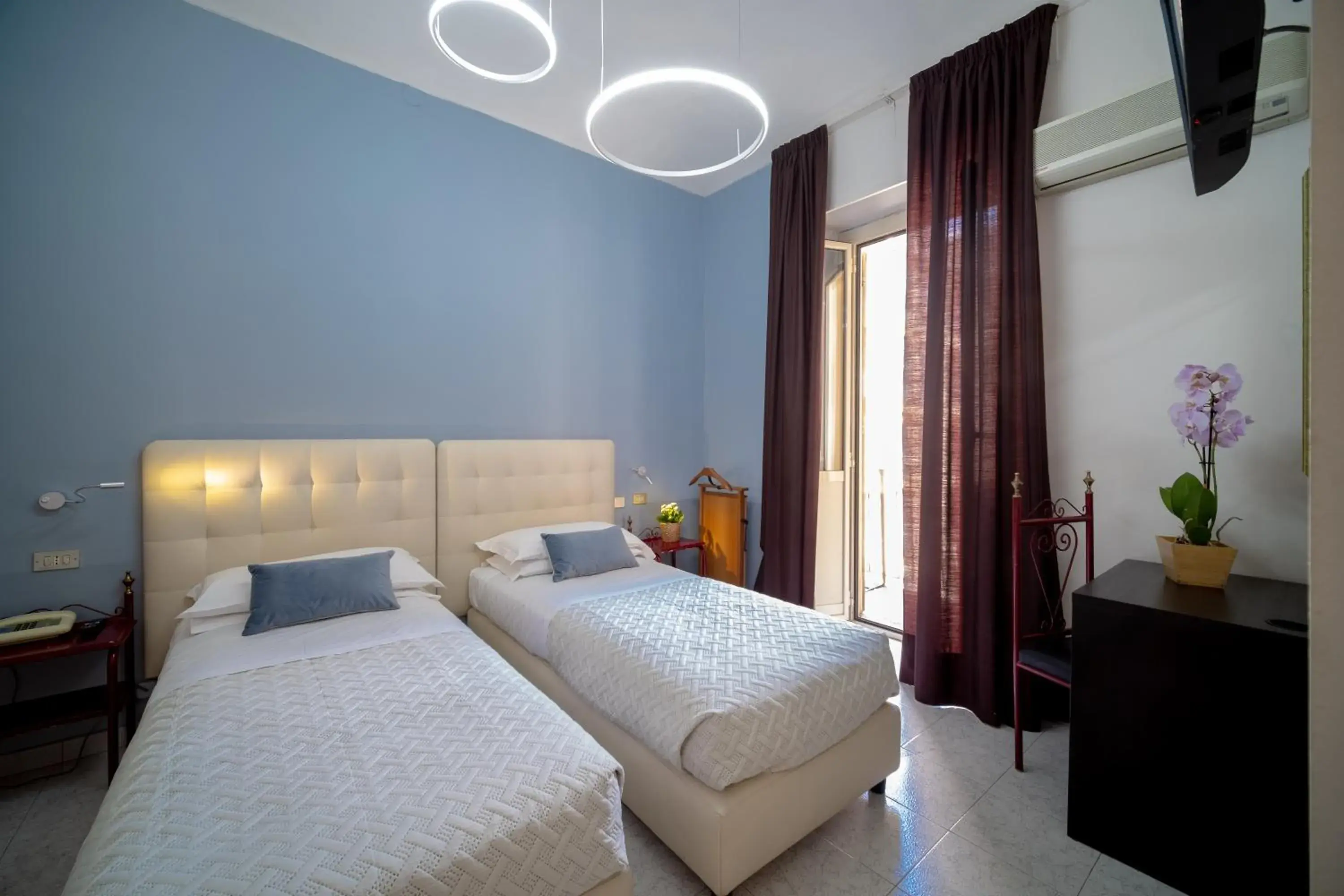 Bed in Hotel Italia Bed in Hotel Italia