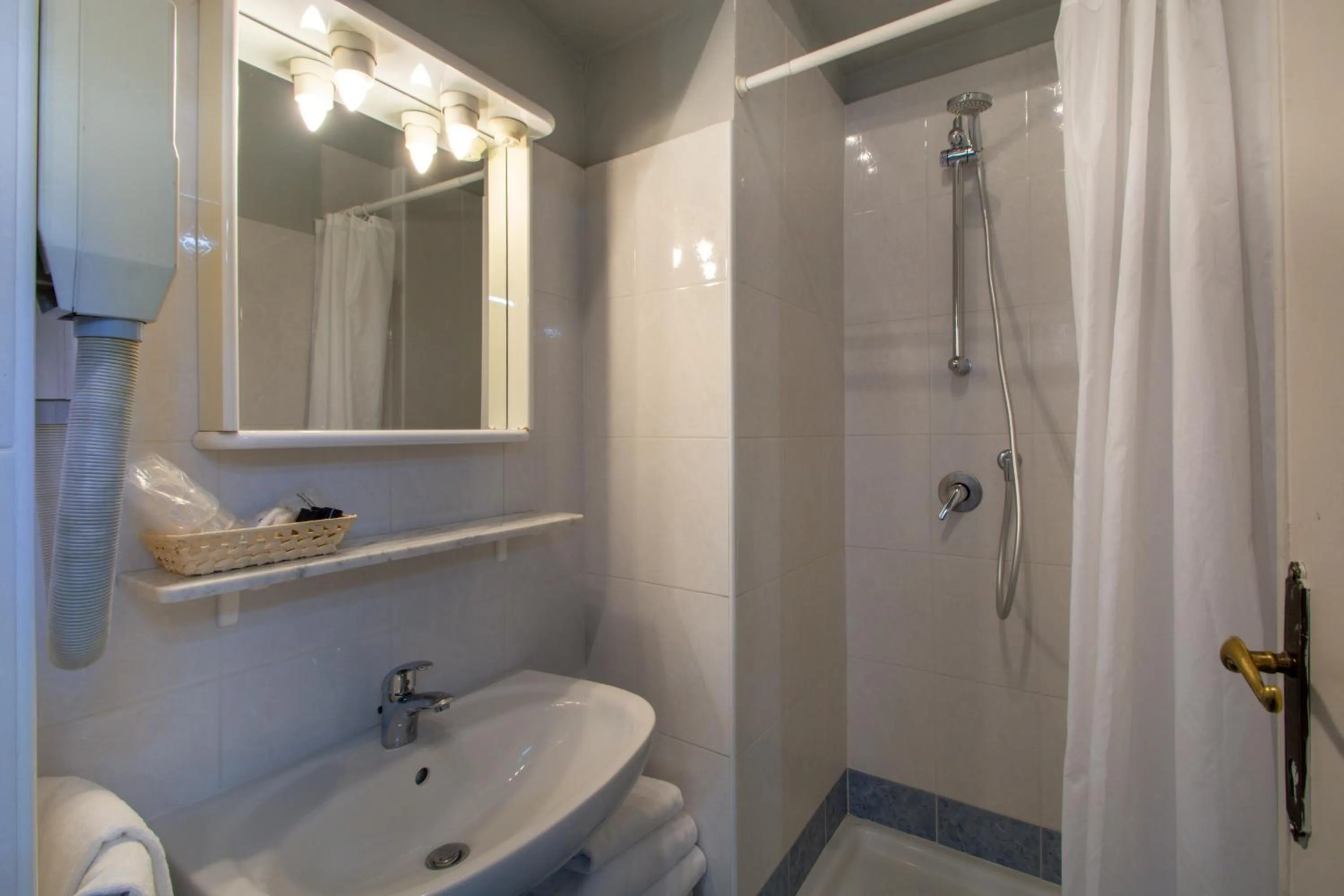 Bathroom in Hotel Italia