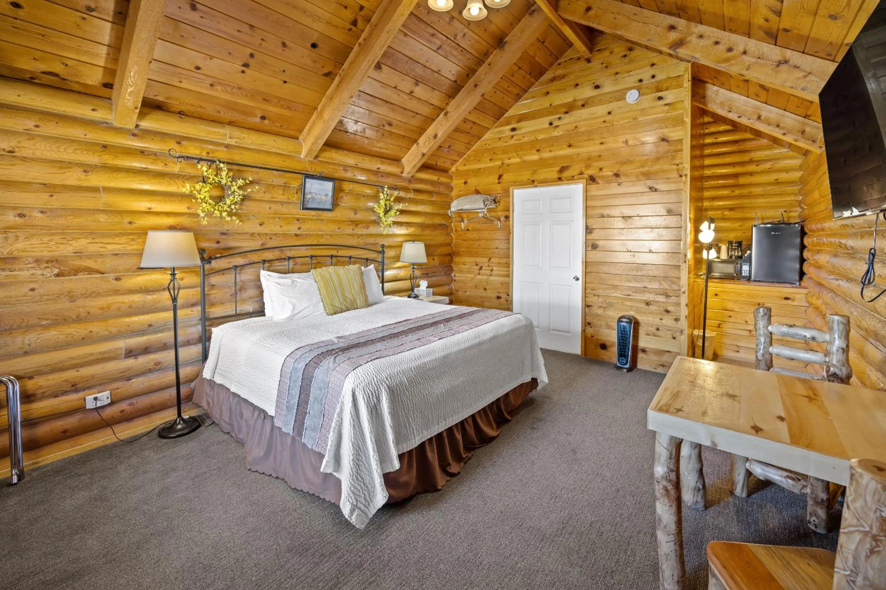 Bedroom in Bryce Canyon Log Cabins