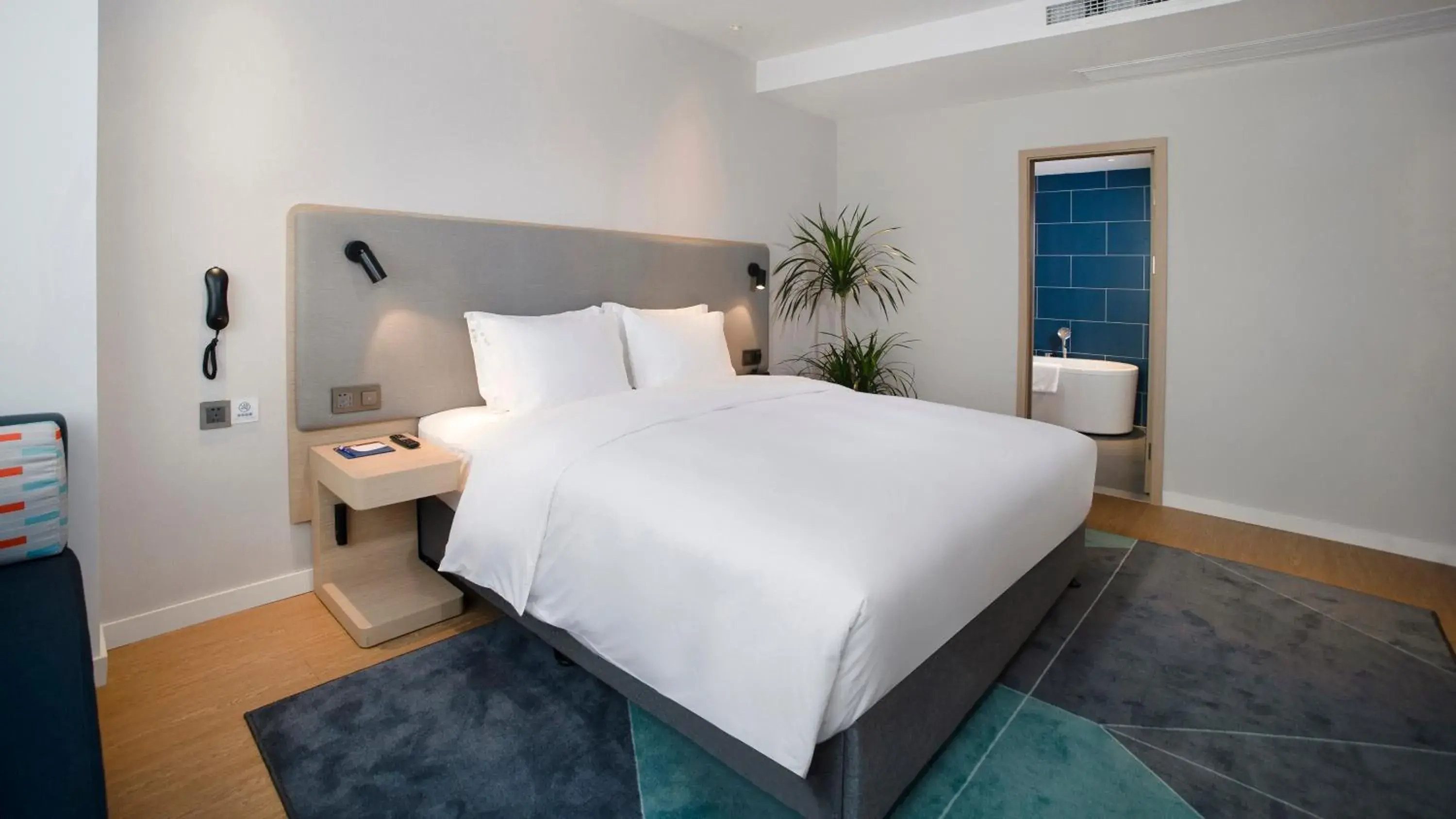 Bed in Holiday Inn Express Chengdu Tianfu Airport Zone by IHG Bed in Holiday Inn Express Chengdu Tianfu Airport Zone by IHG