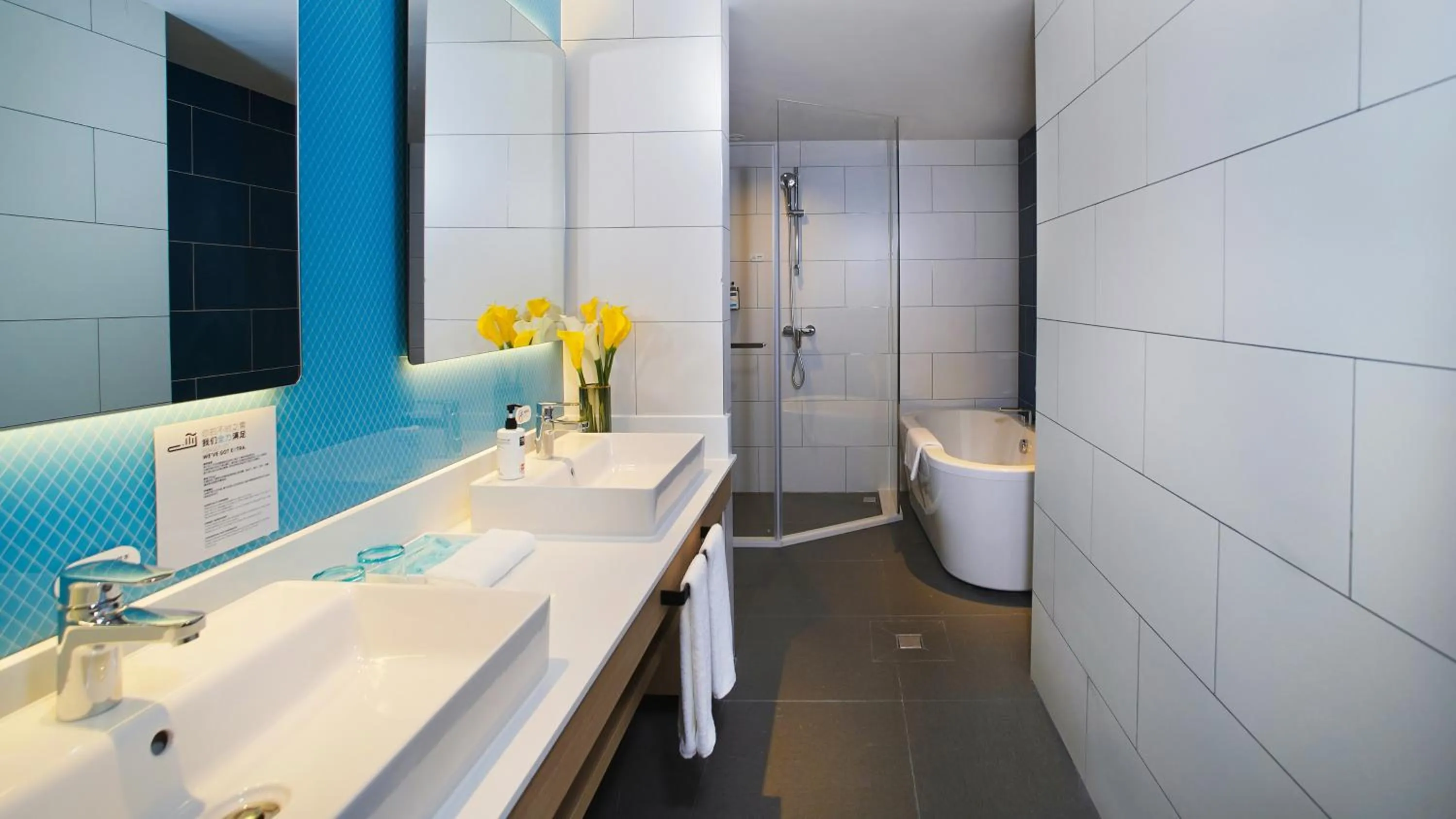 Toilet in Holiday Inn Express Chengdu Tianfu Airport Zone by IHG