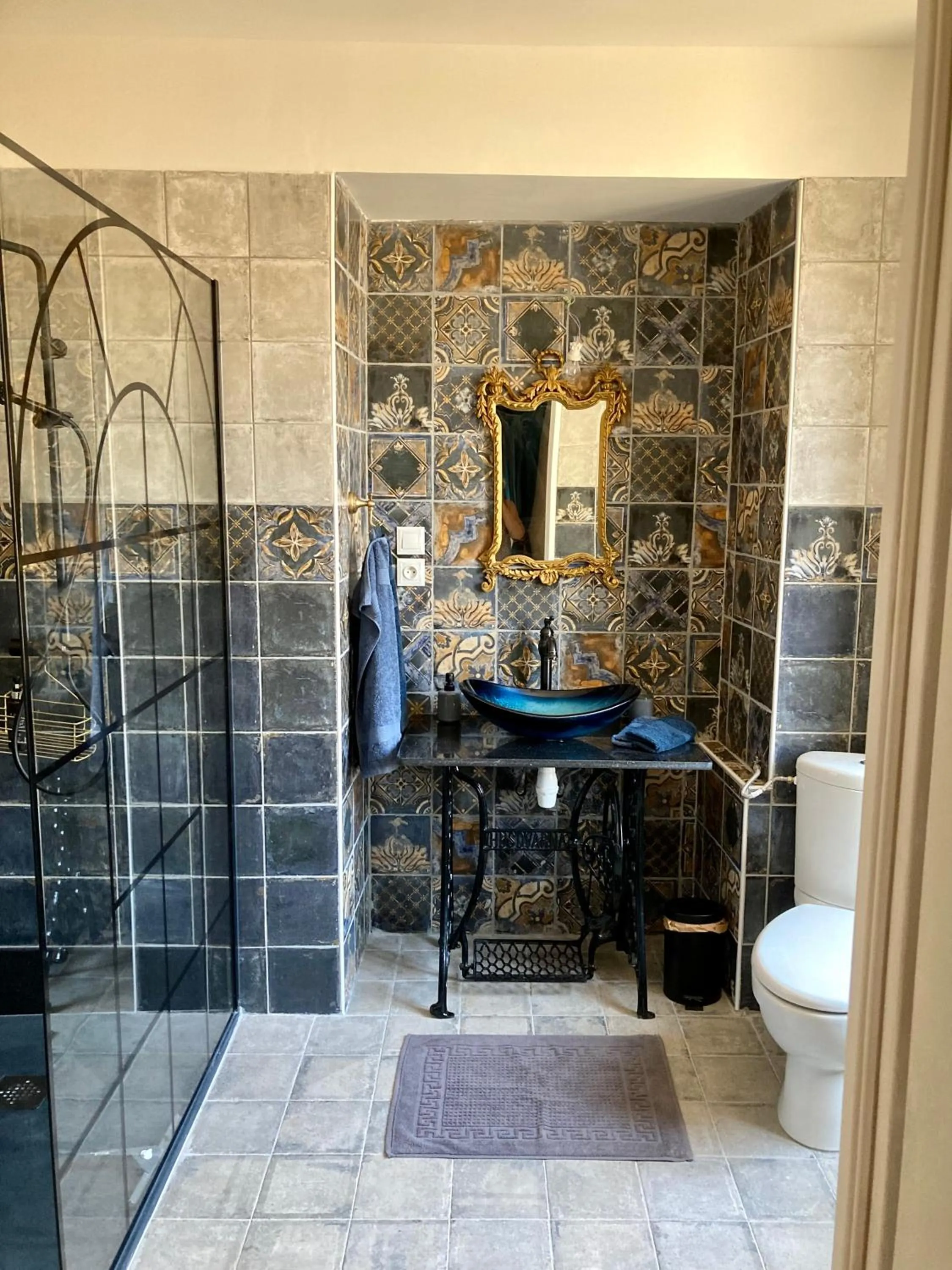 Bathroom in CheRiedel Bed & Breakfast & Art Gallery