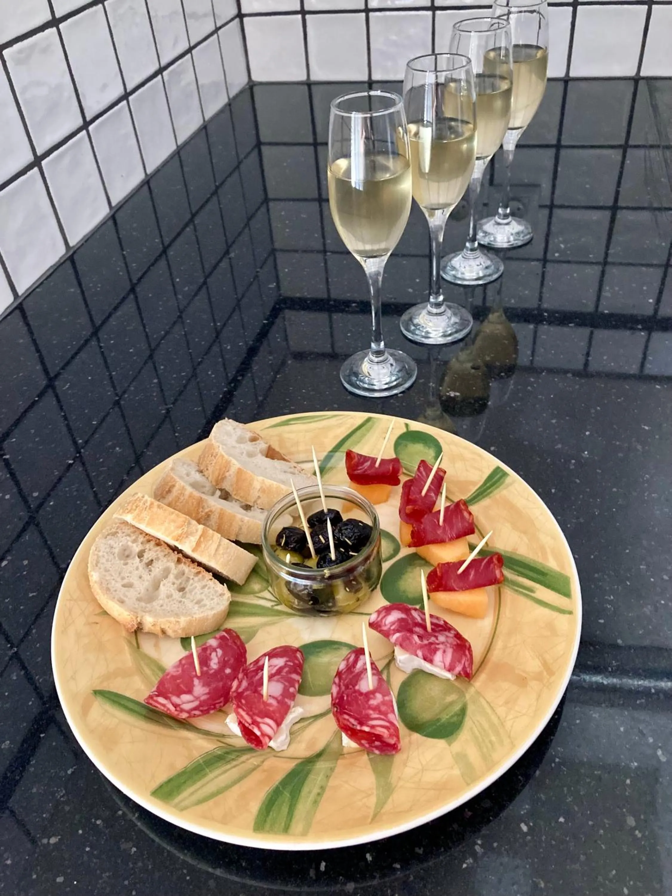 Restaurant/places to eat in CheRiedel Bed & Breakfast & Art Gallery