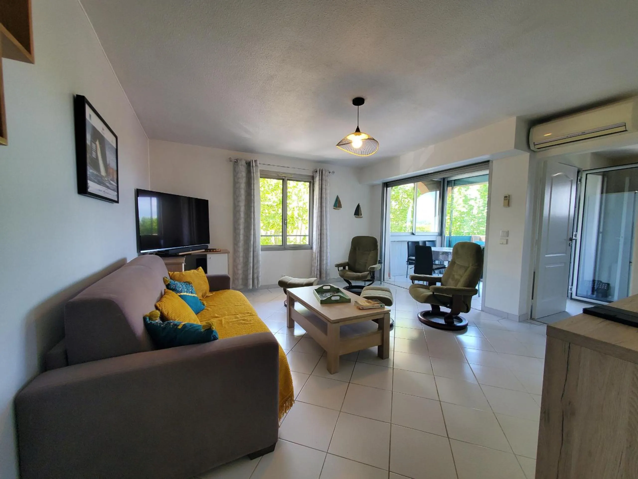 Communal lounge/ TV room in Port FREJUS 3 Pieces climatise 80m2 Proche de tout