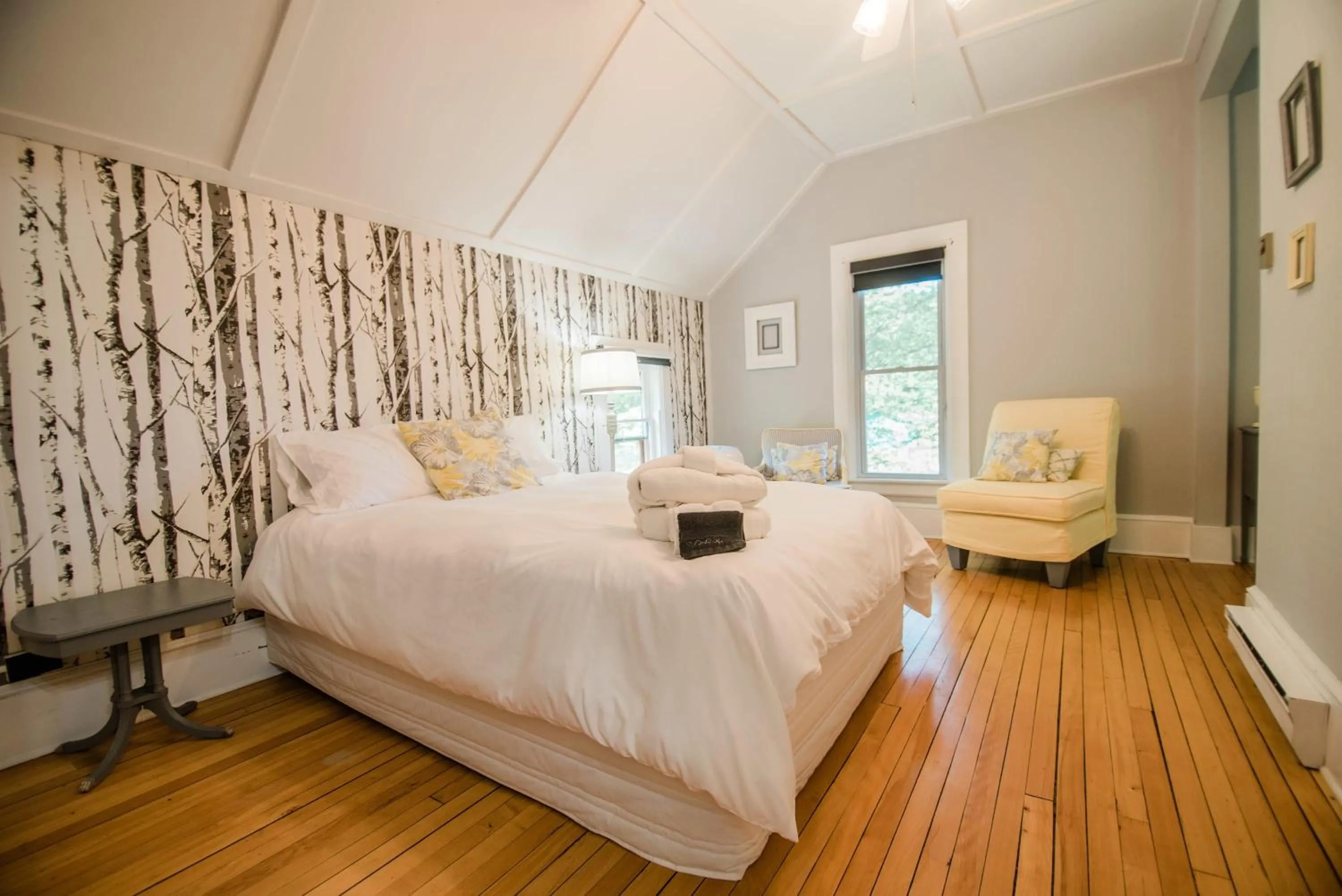 Bed in Mahaney Suite BW Boutique Hotel