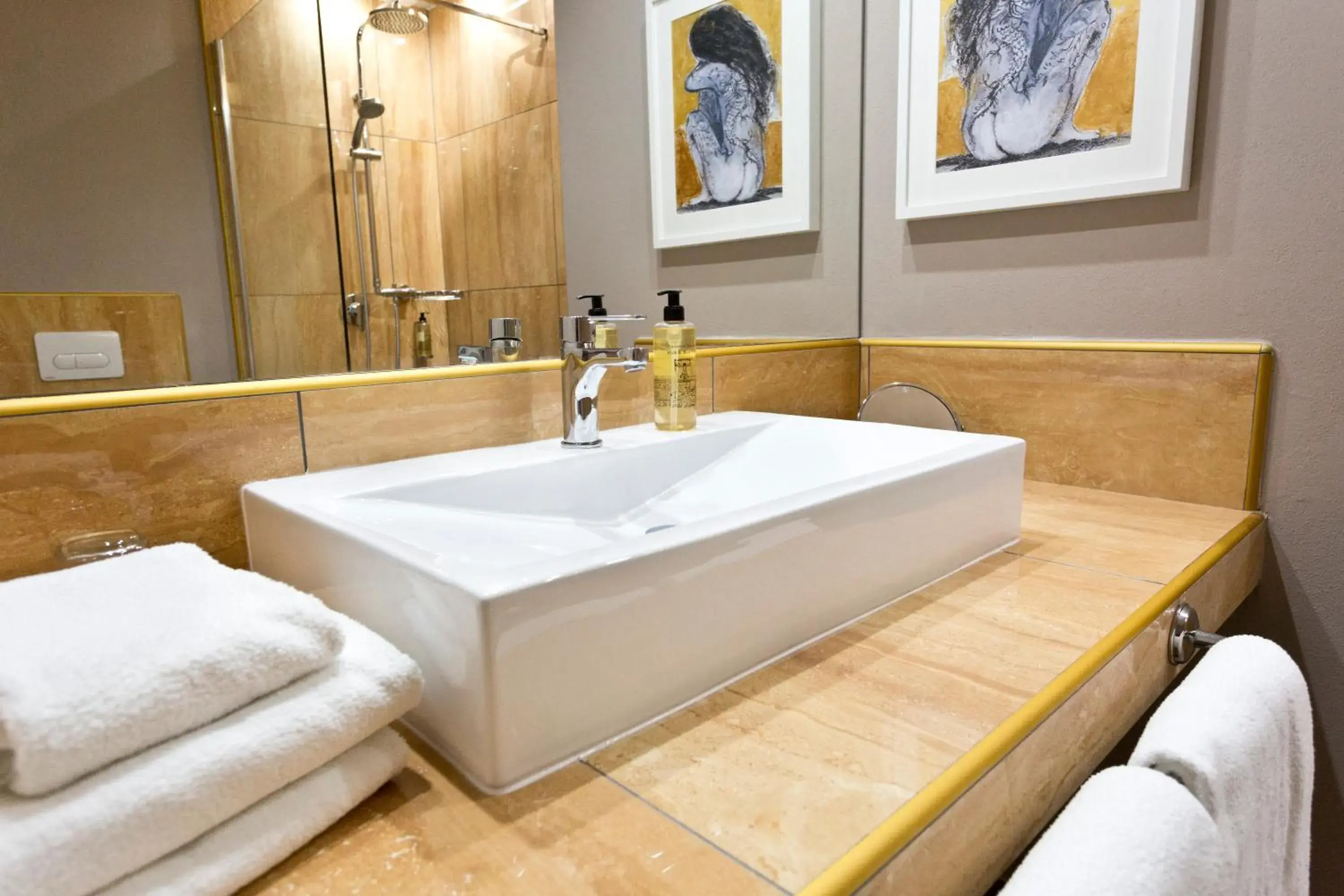 Bathroom in Hotel Kalura Bathroom in Hotel Kalura