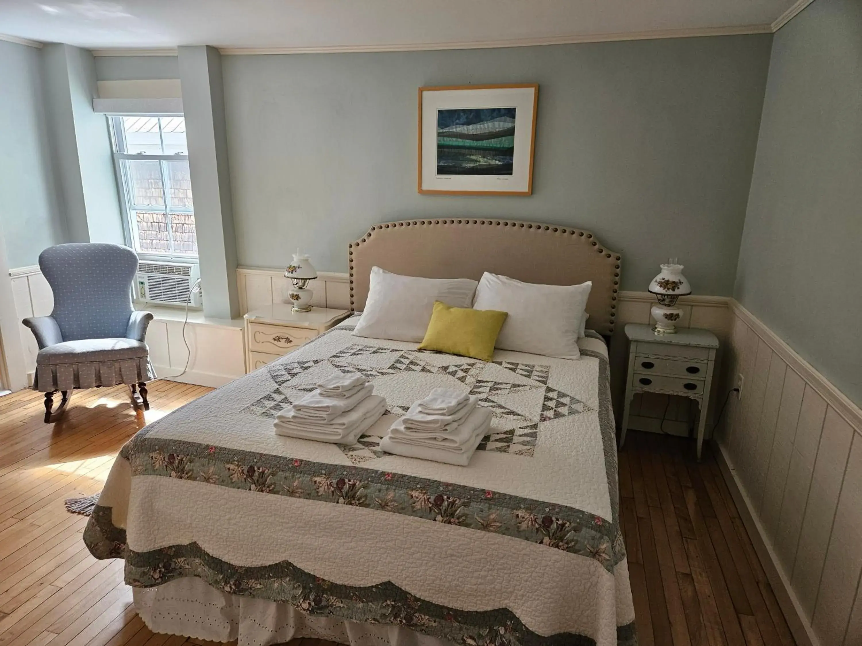 Queen Room in The Cornish Inn Queen Room in The Cornish Inn